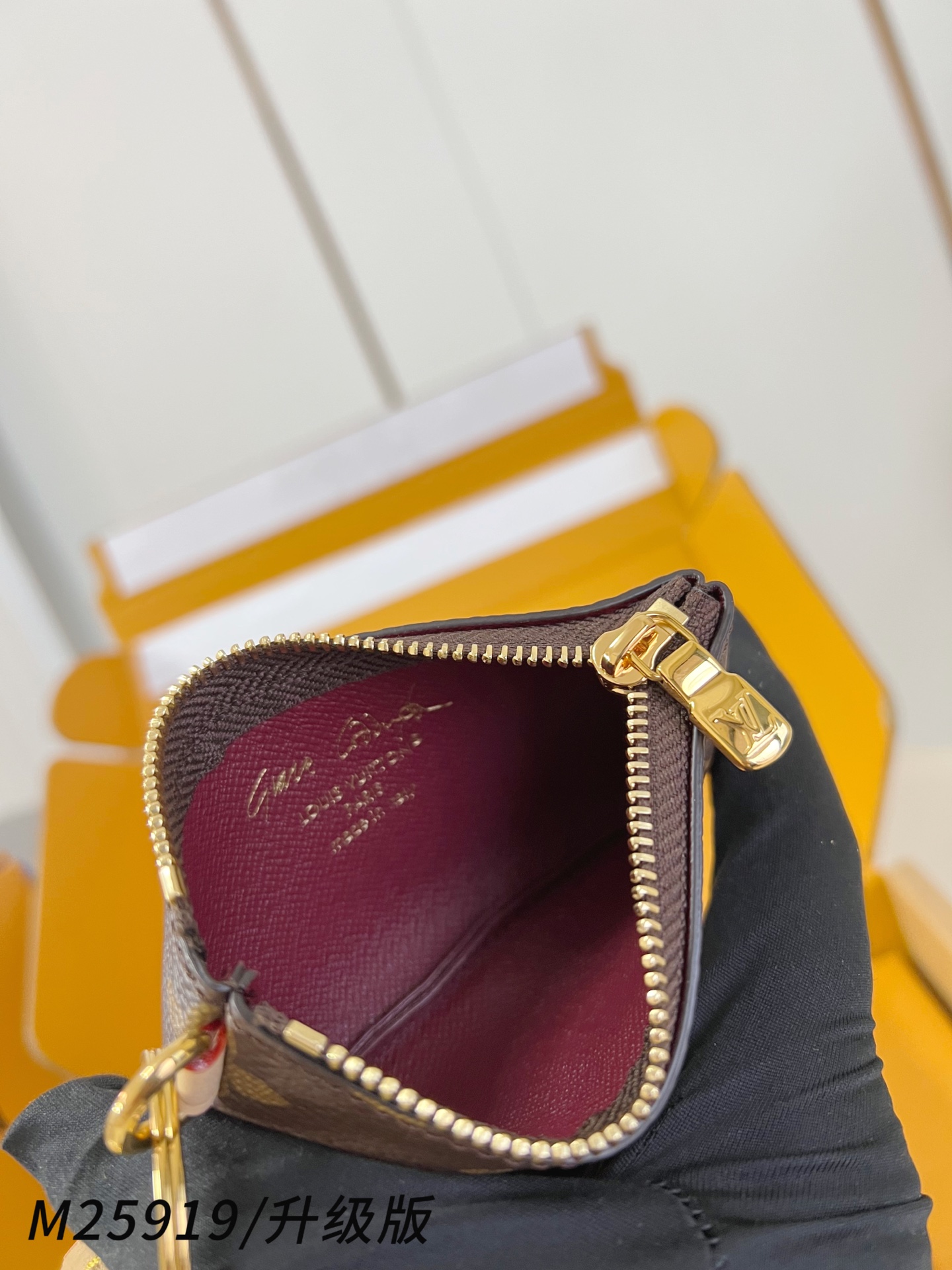 【 M25919/全钢五金版 】🎁配全套精品包装 本款手机挂饰以时尚偶像 Grace Coddingto