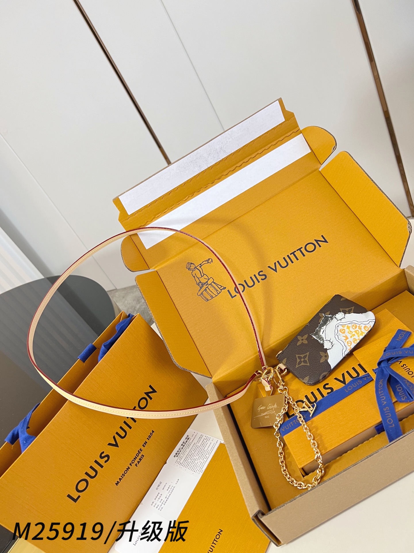 【 M25919/全钢五金版 】🎁配全套精品包装 本款手机挂饰以时尚偶像 Grace Coddingto