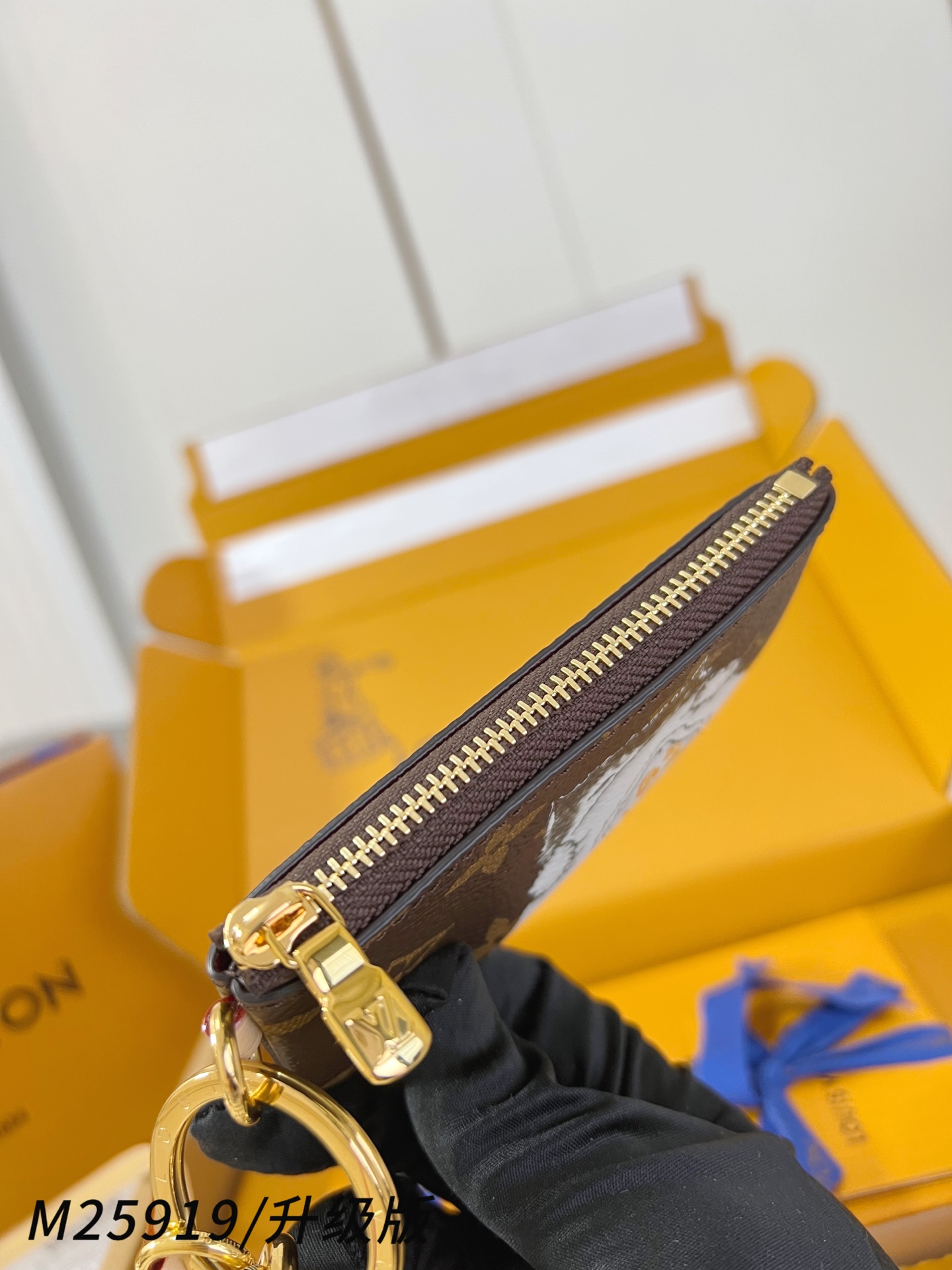 【 M25919/全钢五金版 】🎁配全套精品包装 本款手机挂饰以时尚偶像 Grace Coddingto