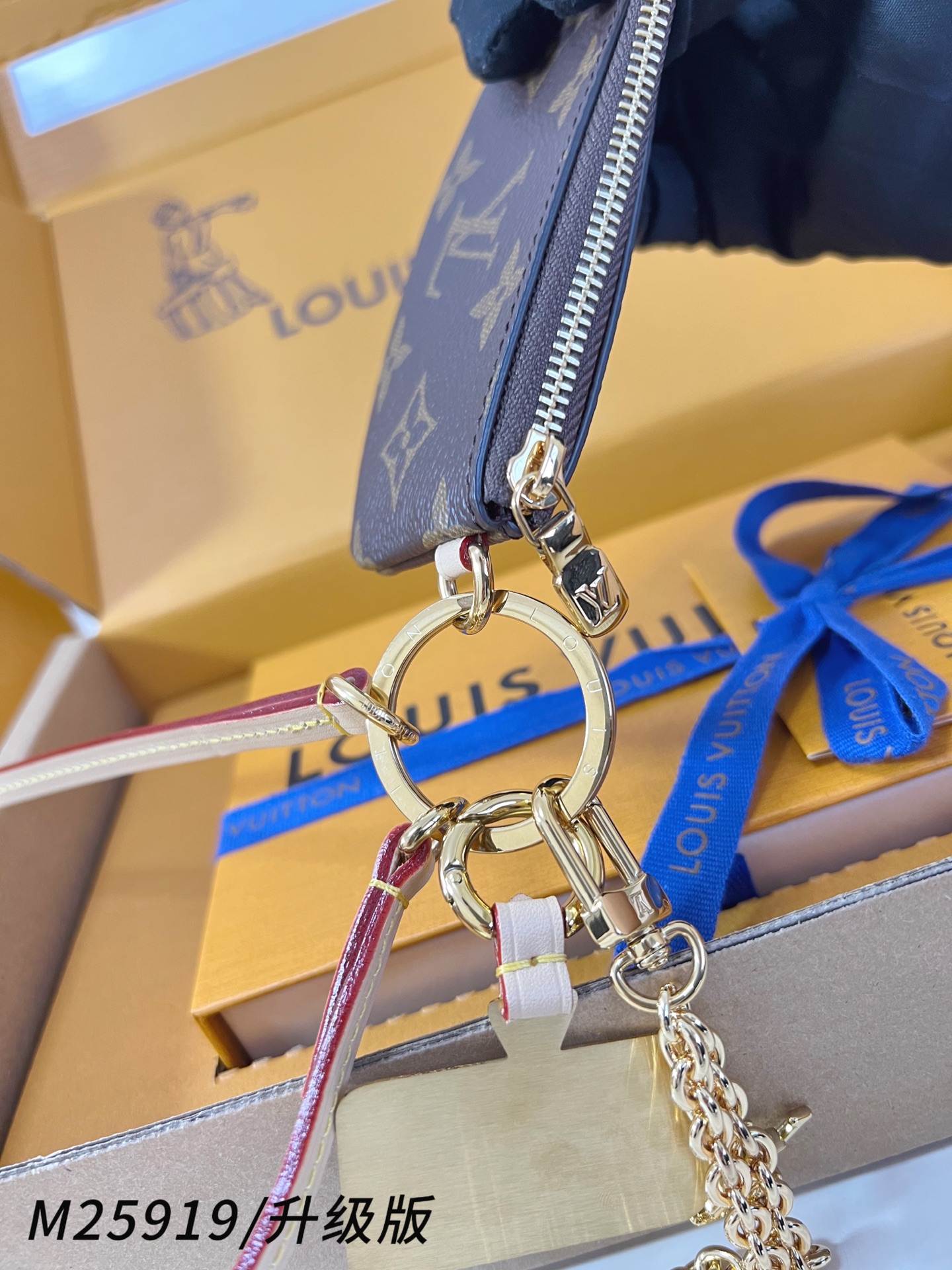 【 M25919/全钢五金版 】🎁配全套精品包装 本款手机挂饰以时尚偶像 Grace Coddingto