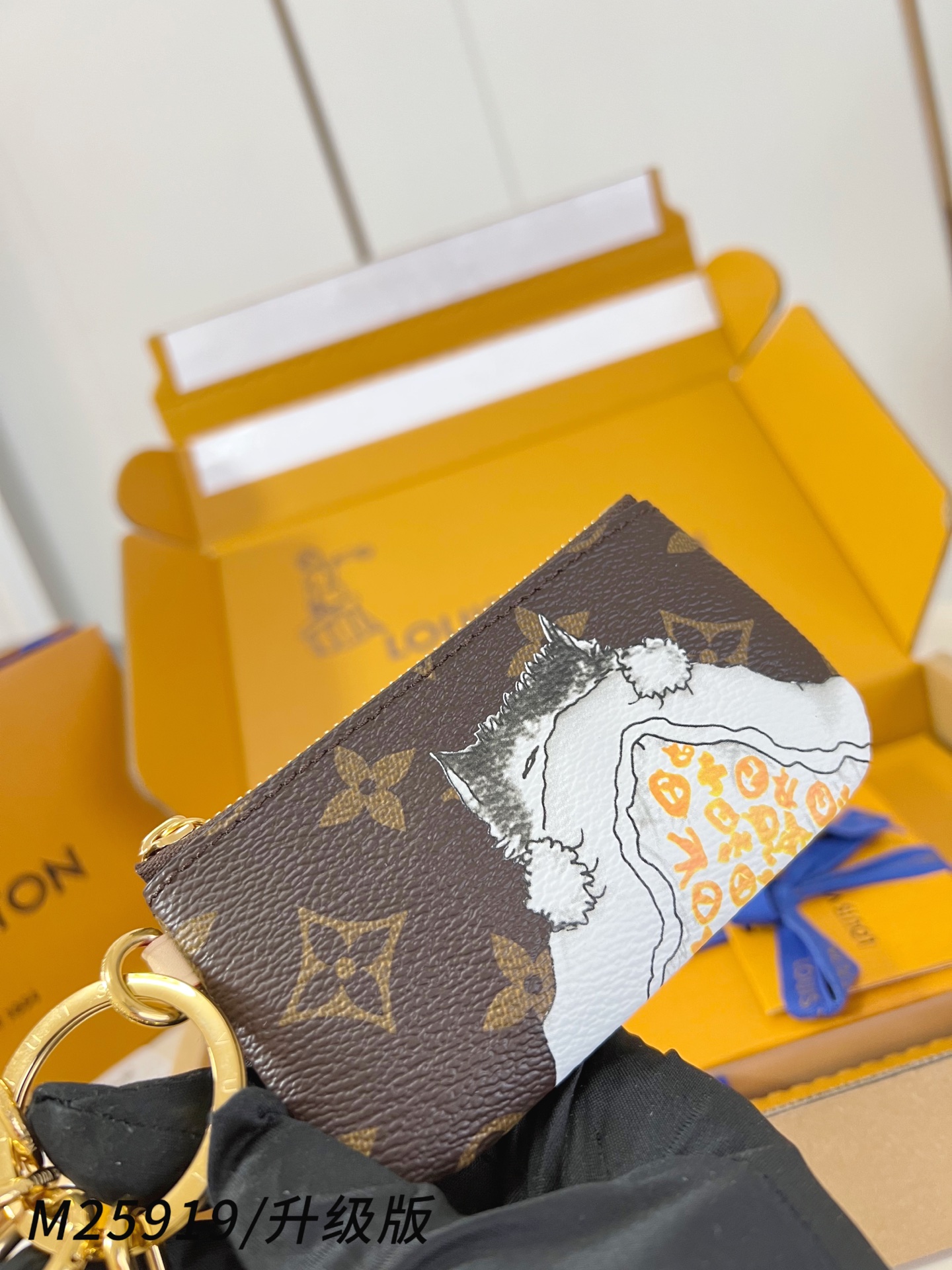 【 M25919/全钢五金版 】🎁配全套精品包装 本款手机挂饰以时尚偶像 Grace Coddingto