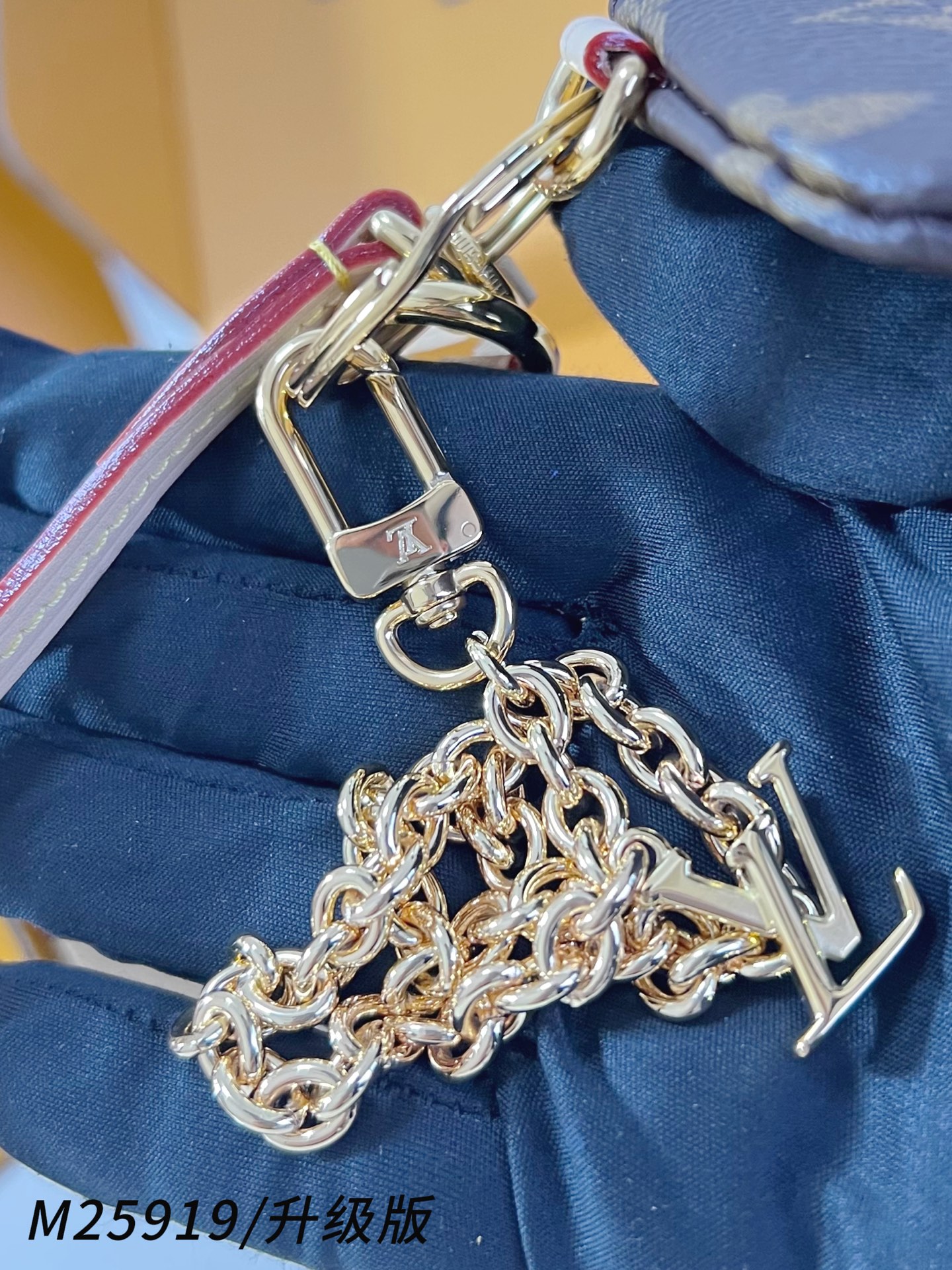 【 M25919/全钢五金版 】🎁配全套精品包装 本款手机挂饰以时尚偶像 Grace Coddingto