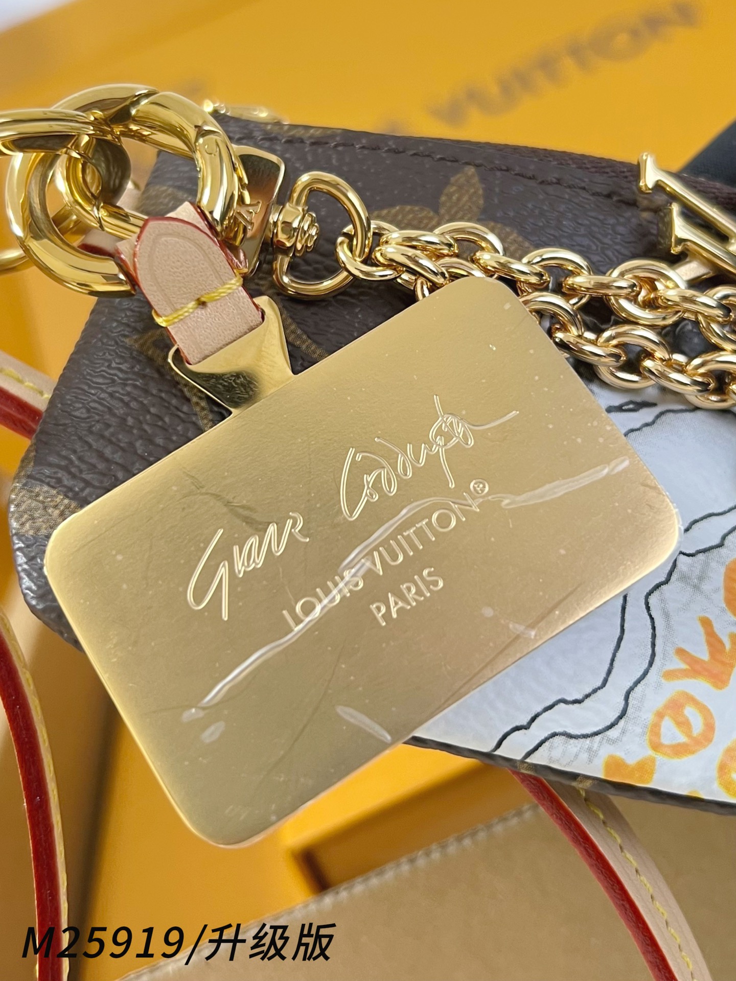 【 M25919/全钢五金版 】🎁配全套精品包装 本款手机挂饰以时尚偶像 Grace Coddingto