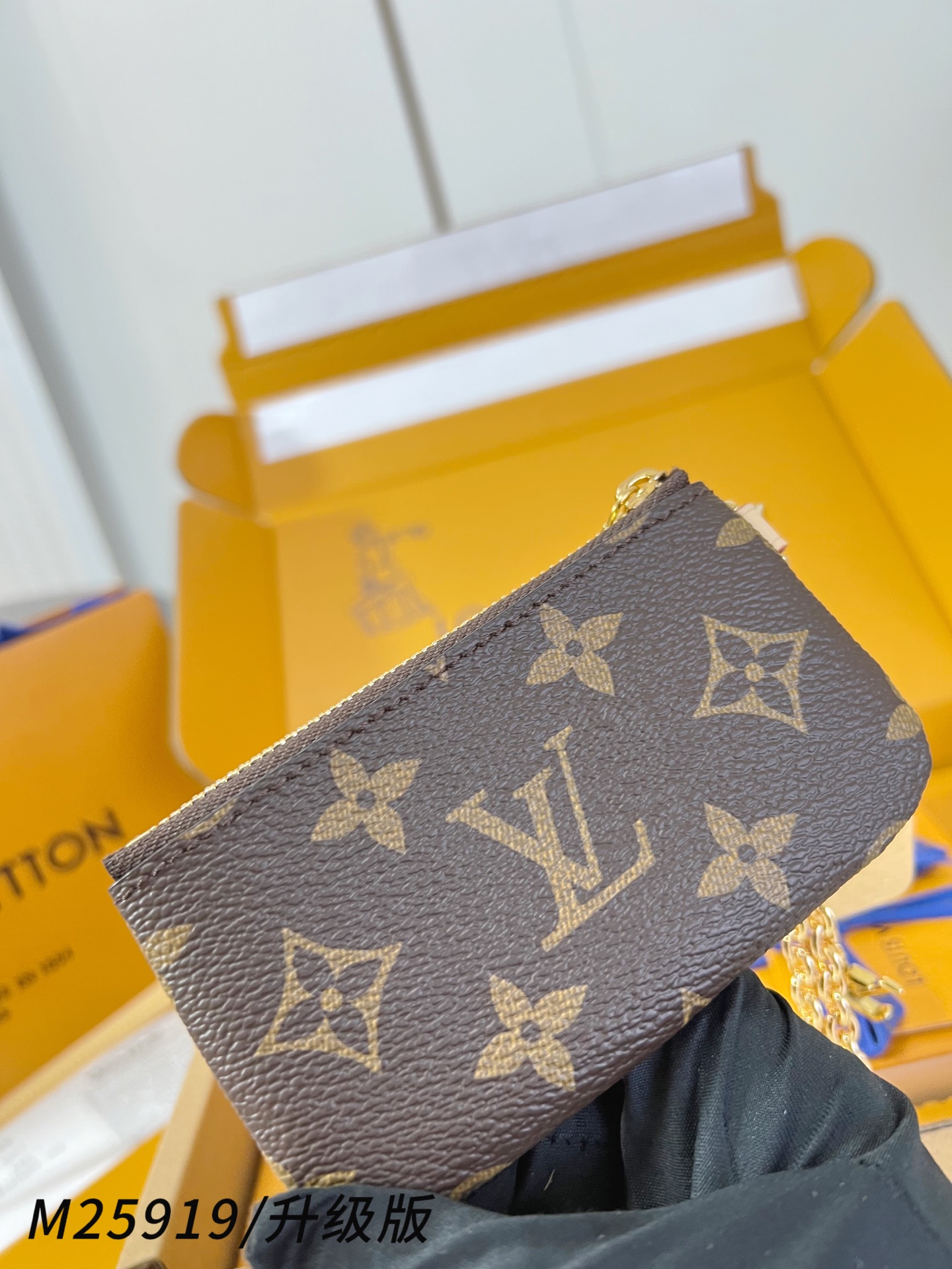 【 M25919/全钢五金版 】🎁配全套精品包装 本款手机挂饰以时尚偶像 Grace Coddingto