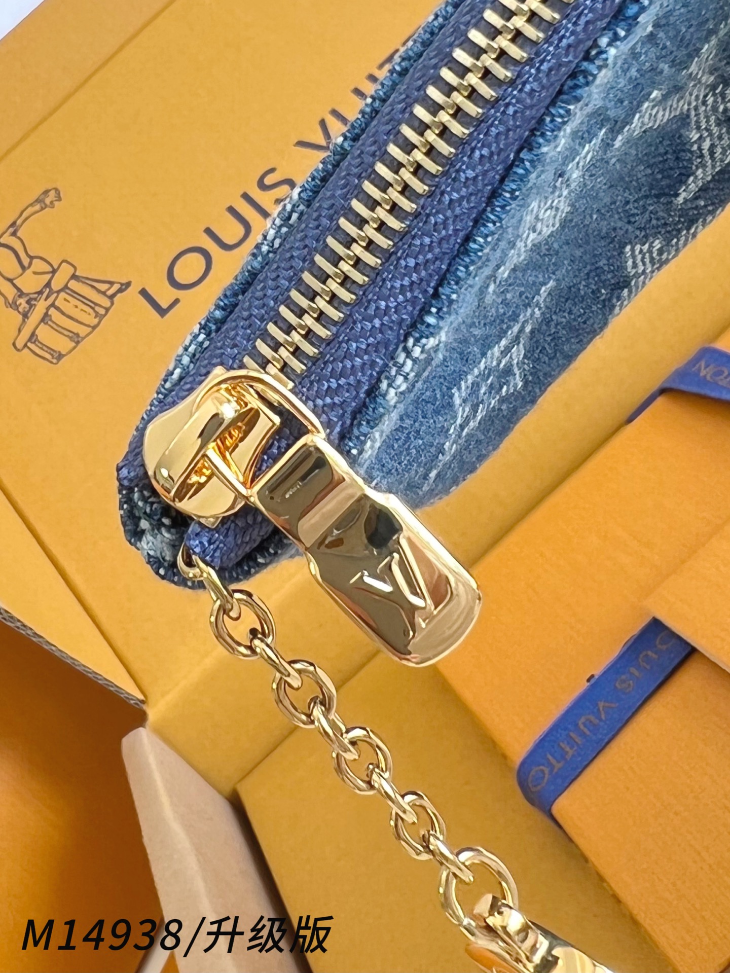 【 M14938/钢五金版 】🎁配全套精品包装 本款钥匙包身披 Monogram 丹宁布亮相路易威登 x