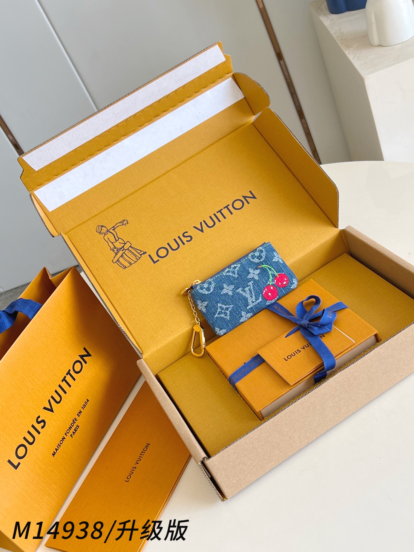 【 M14938/钢五金版 】🎁配全套精品包装 本款钥匙包身披 Monogram 丹宁布亮相路易威登 x