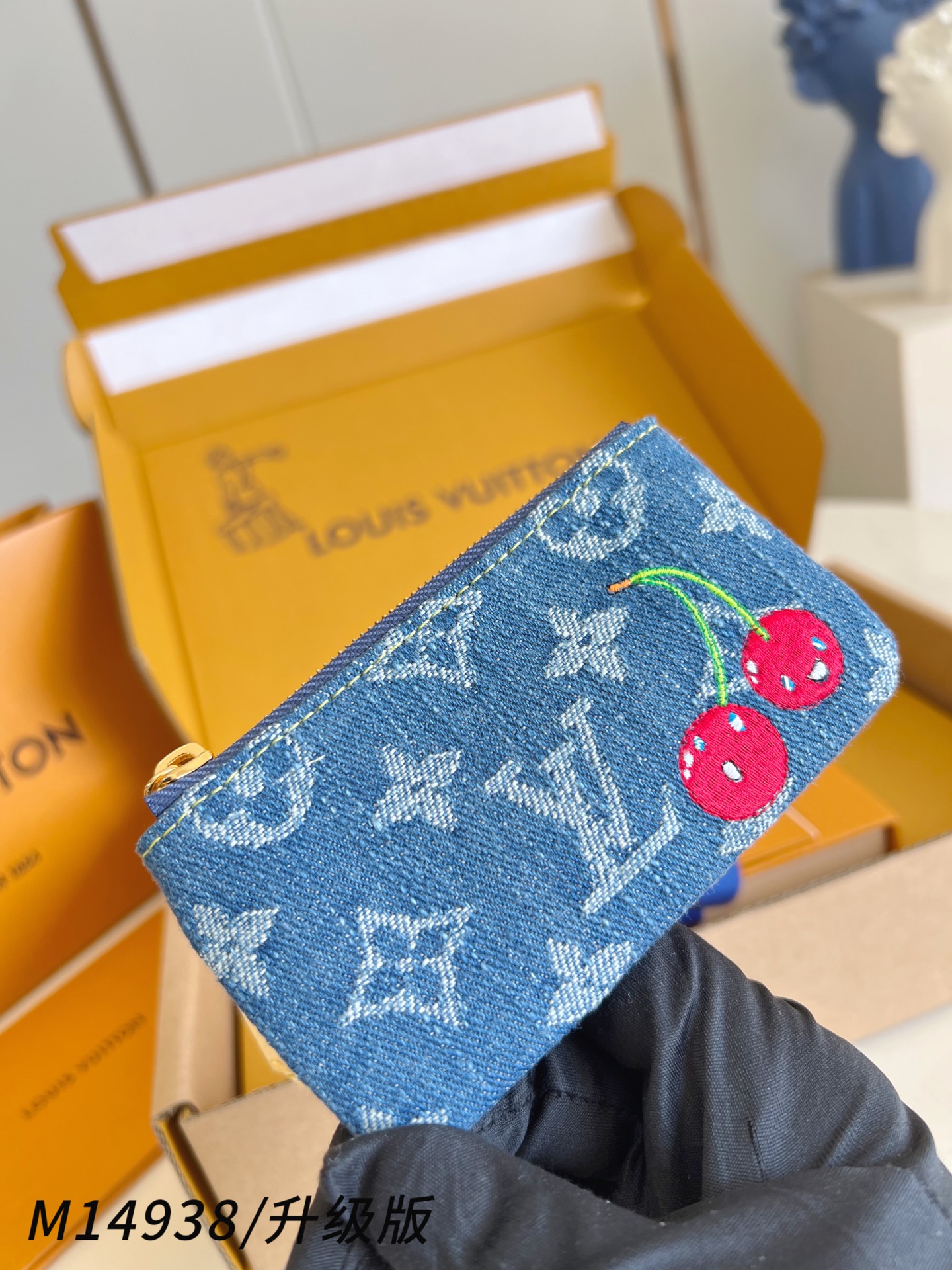 【 M14938/钢五金版 】🎁配全套精品包装 本款钥匙包身披 Monogram 丹宁布亮相路易威登 x