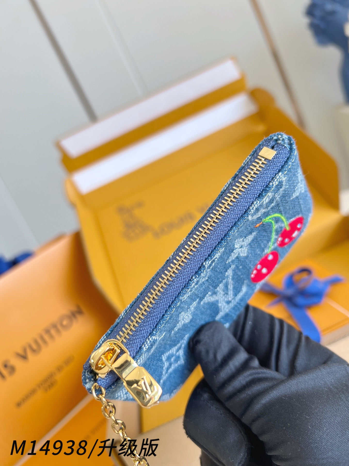 【 M14938/钢五金版 】🎁配全套精品包装 本款钥匙包身披 Monogram 丹宁布亮相路易威登 x