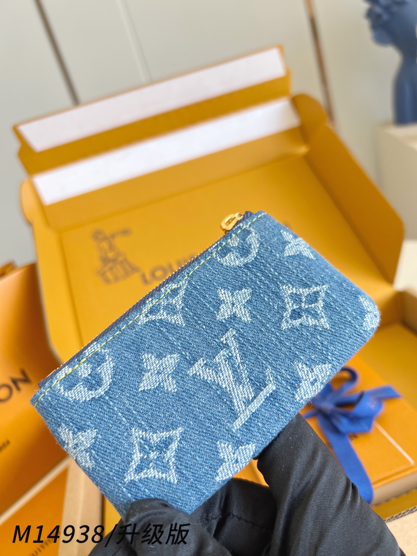 【 M14938/钢五金版 】🎁配全套精品包装 本款钥匙包身披 Monogram 丹宁布亮相路易威登 x