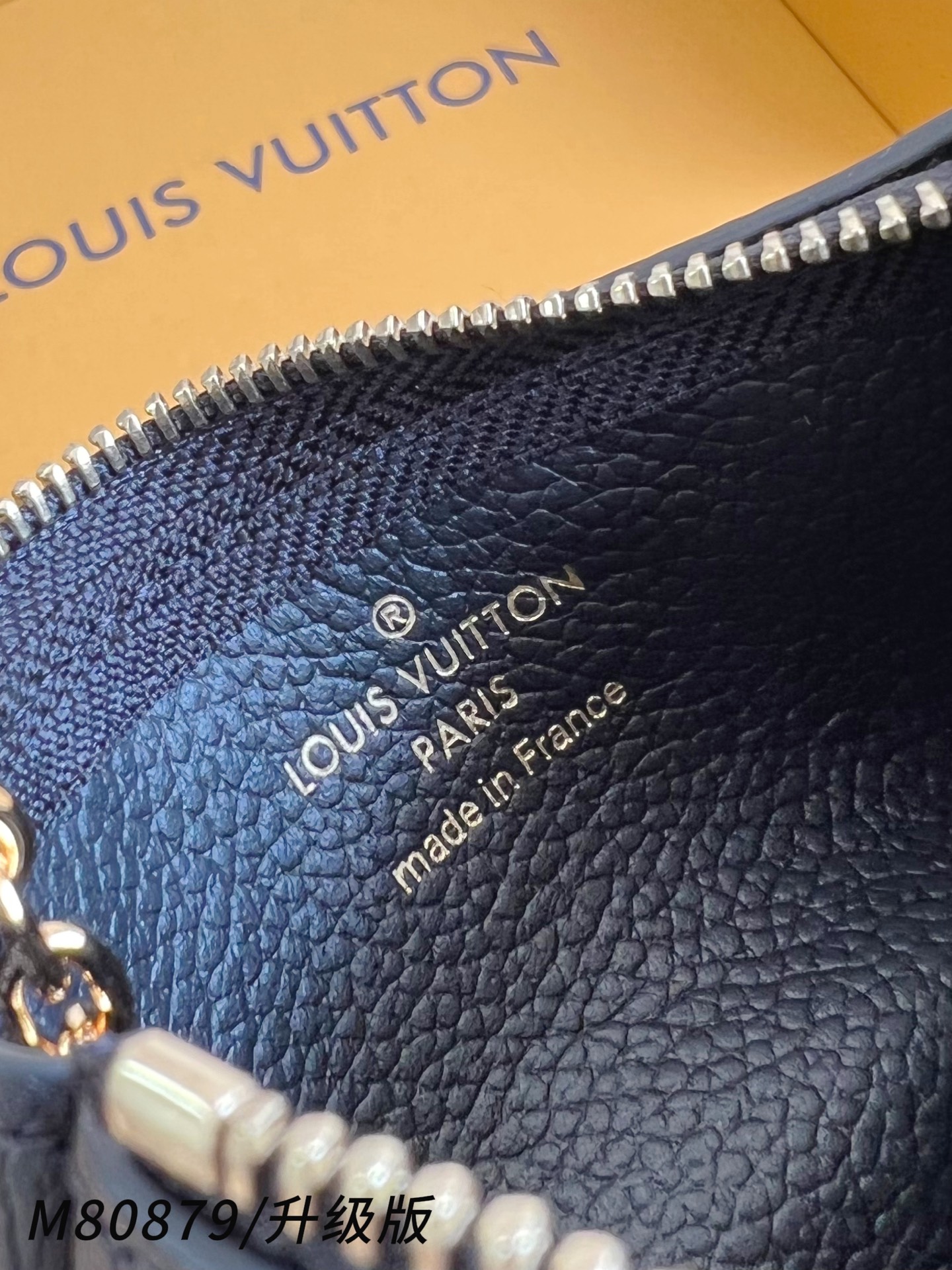 【 M80879黑压花/钢五金版 】🎁配全套精品包装 本款钥匙包为 Monogram Empreinte