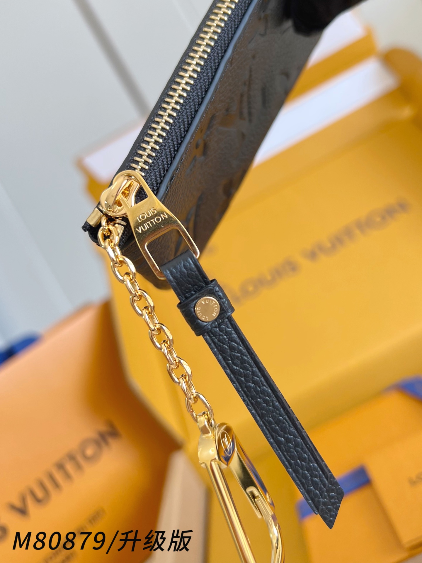 【 M80879黑压花/钢五金版 】🎁配全套精品包装 本款钥匙包为 Monogram Empreinte