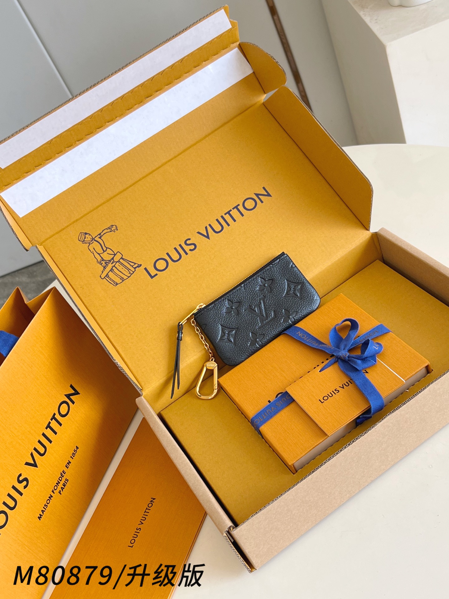 【 M80879黑压花/钢五金版 】🎁配全套精品包装 本款钥匙包为 Monogram Empreinte