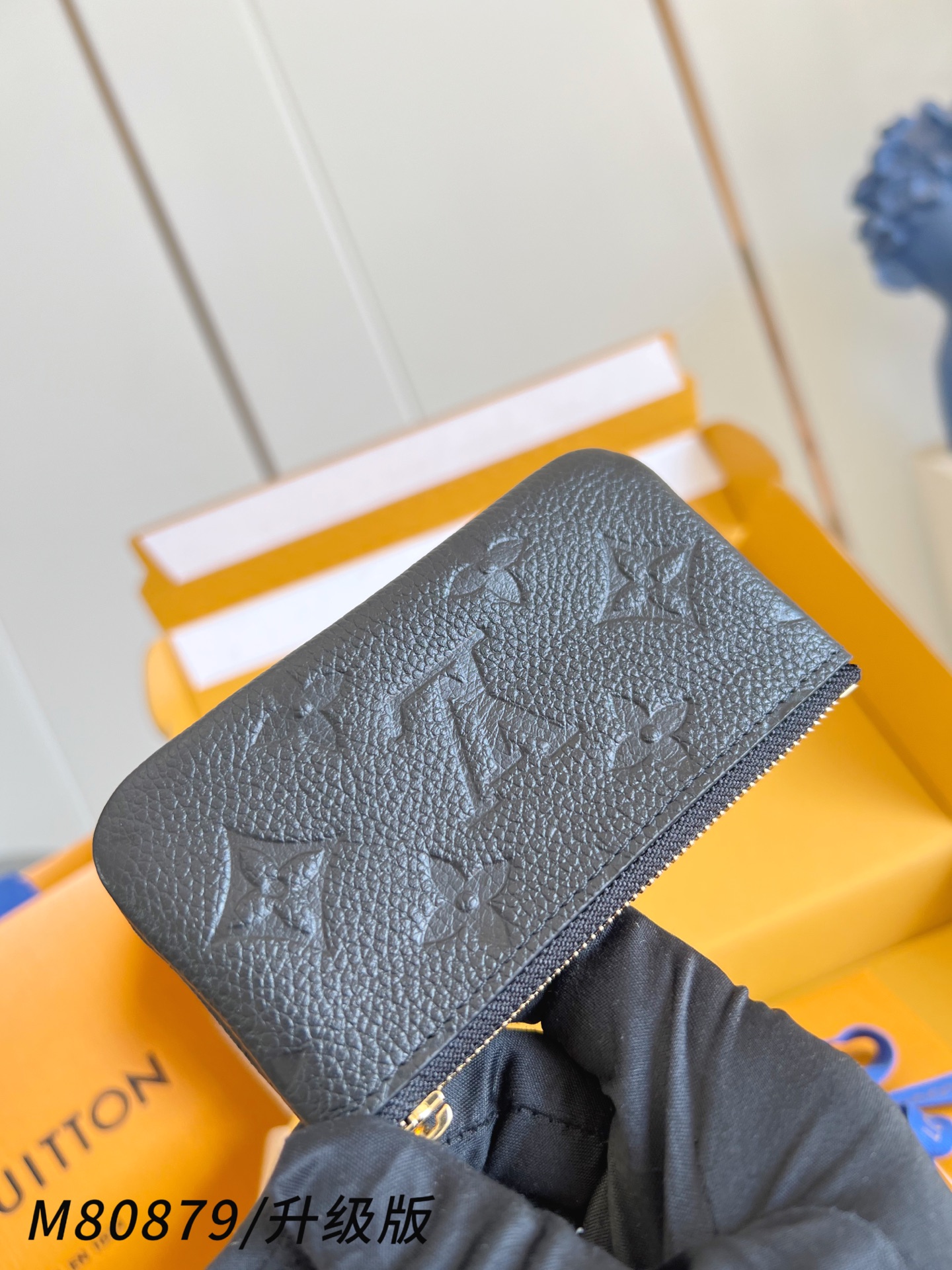 【 M80879黑压花/钢五金版 】🎁配全套精品包装 本款钥匙包为 Monogram Empreinte