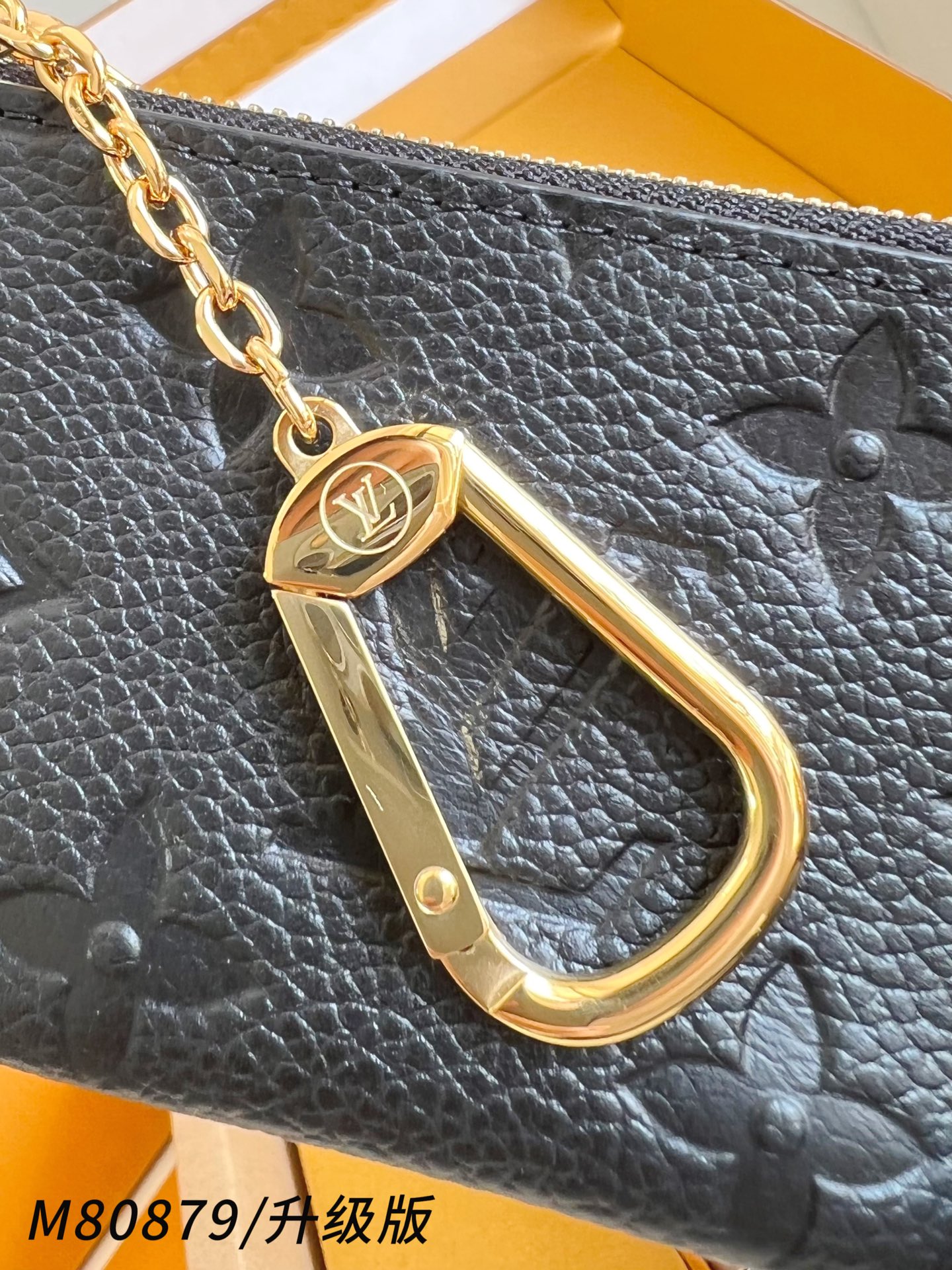 【 M80879黑压花/钢五金版 】🎁配全套精品包装 本款钥匙包为 Monogram Empreinte
