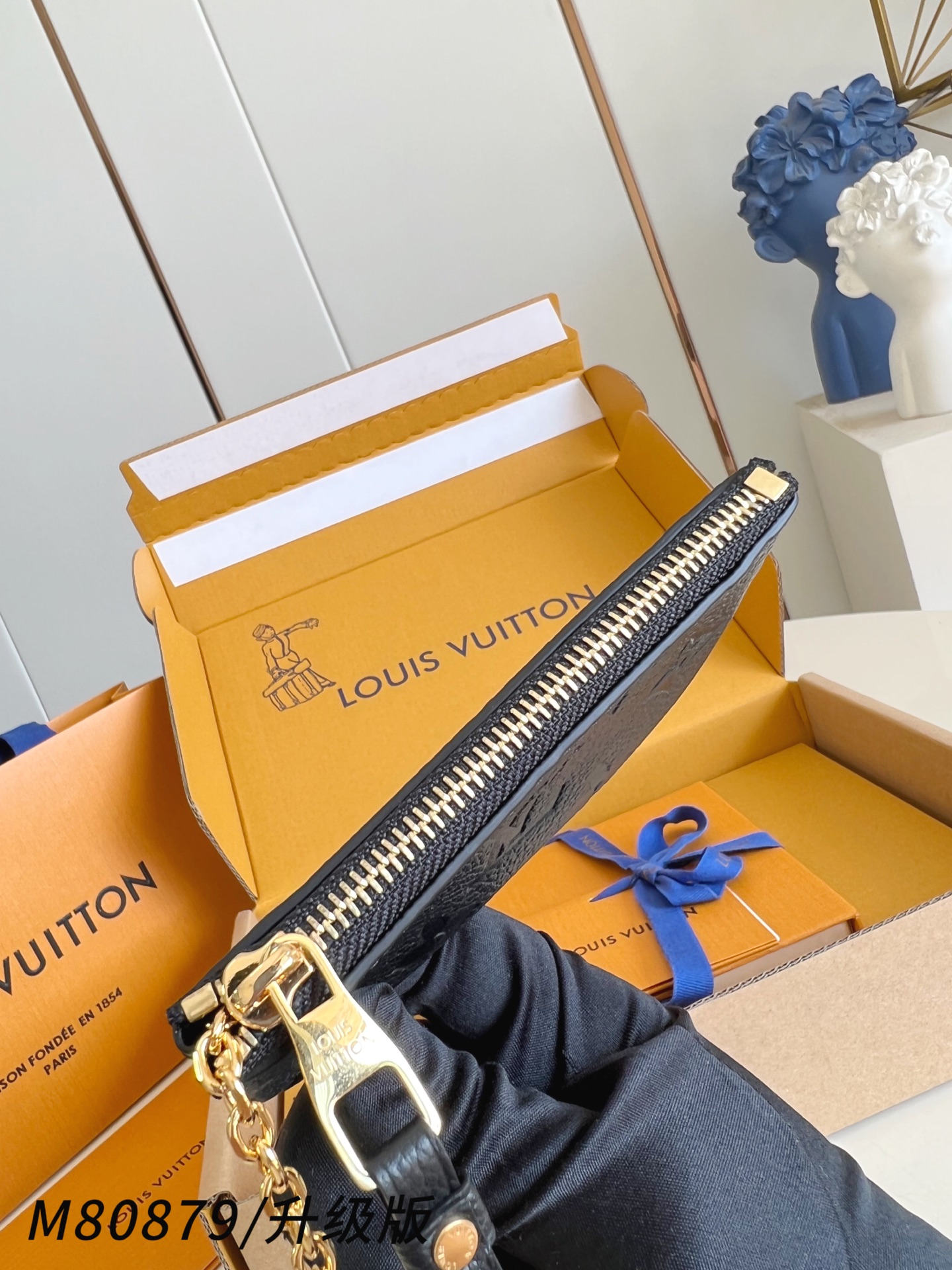 【 M80879黑压花/钢五金版 】🎁配全套精品包装 本款钥匙包为 Monogram Empreinte