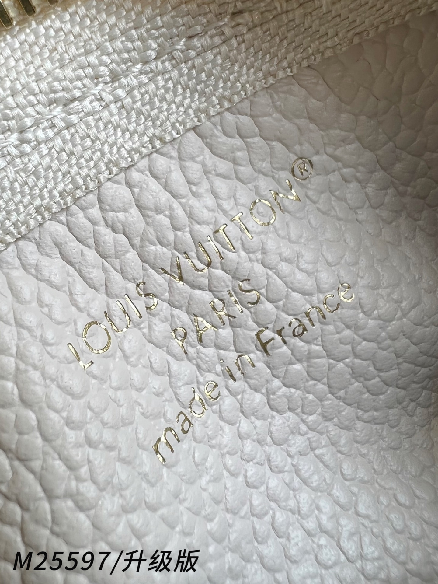 【 M25597/钢五金版 】🎁配全套精品包装 本款钥匙零钱包拥有典雅幻梦色彩，以 Monogram E