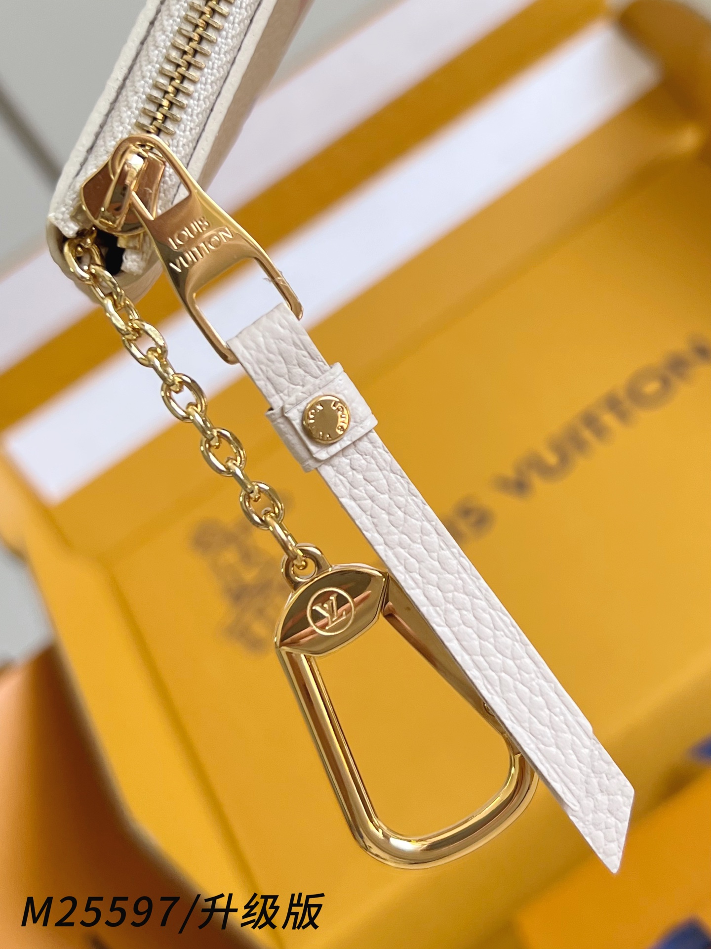 【 M25597/钢五金版 】🎁配全套精品包装 本款钥匙零钱包拥有典雅幻梦色彩，以 Monogram E