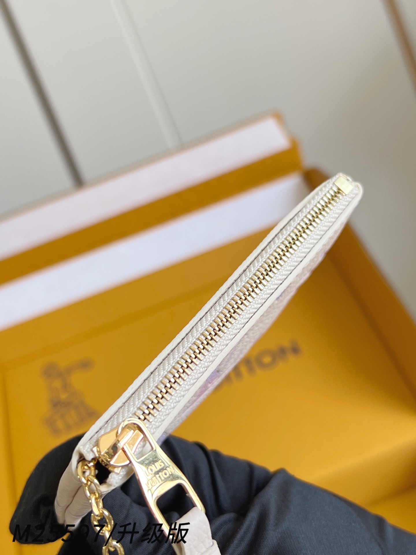 【 M25597/钢五金版 】🎁配全套精品包装 本款钥匙零钱包拥有典雅幻梦色彩，以 Monogram E