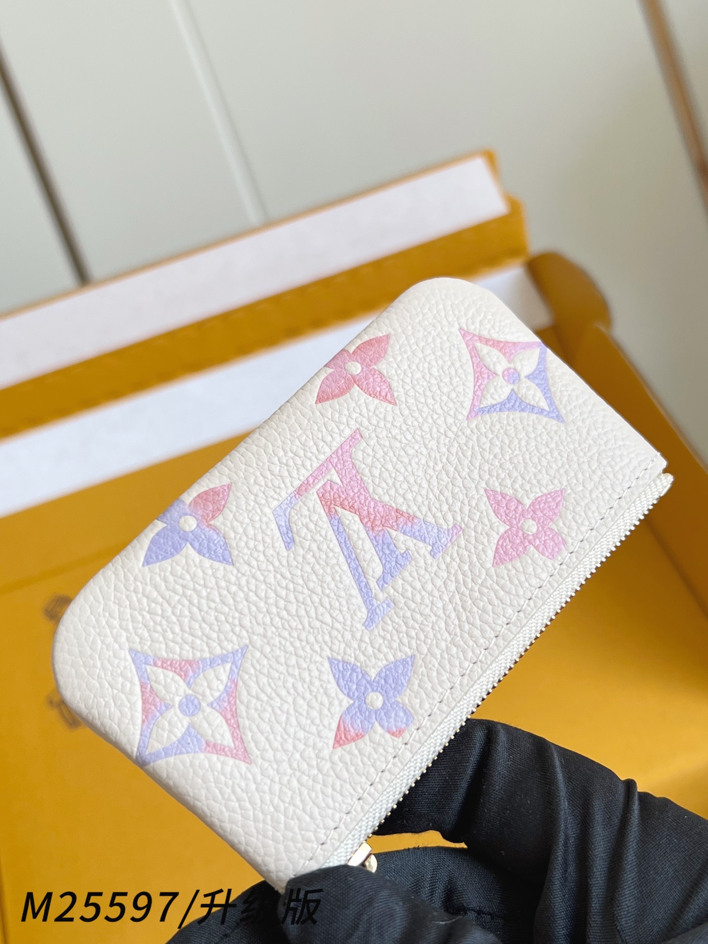 【 M25597/钢五金版 】🎁配全套精品包装 本款钥匙零钱包拥有典雅幻梦色彩，以 Monogram E