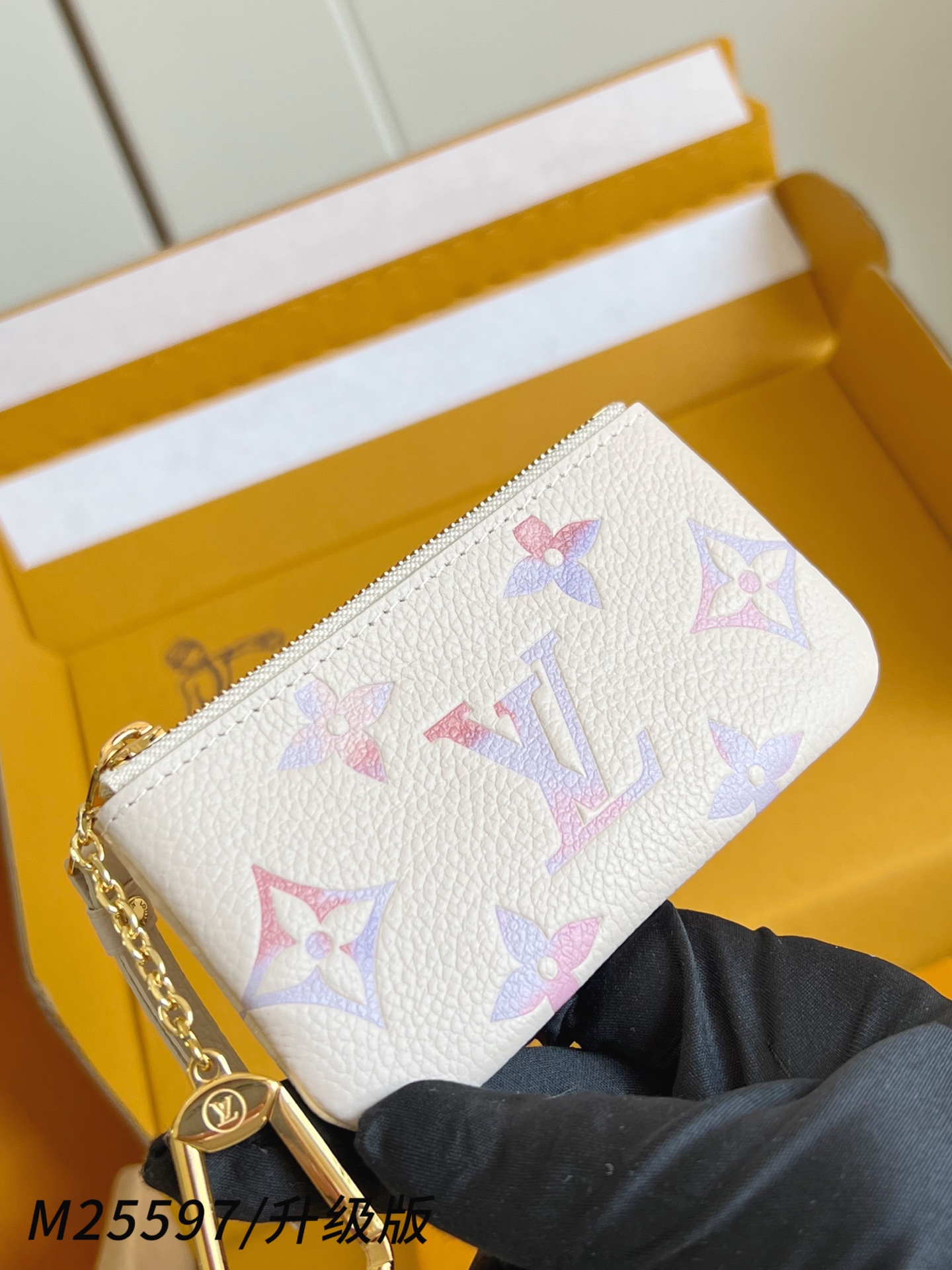 【 M25597/钢五金版 】🎁配全套精品包装 本款钥匙零钱包拥有典雅幻梦色彩，以 Monogram E