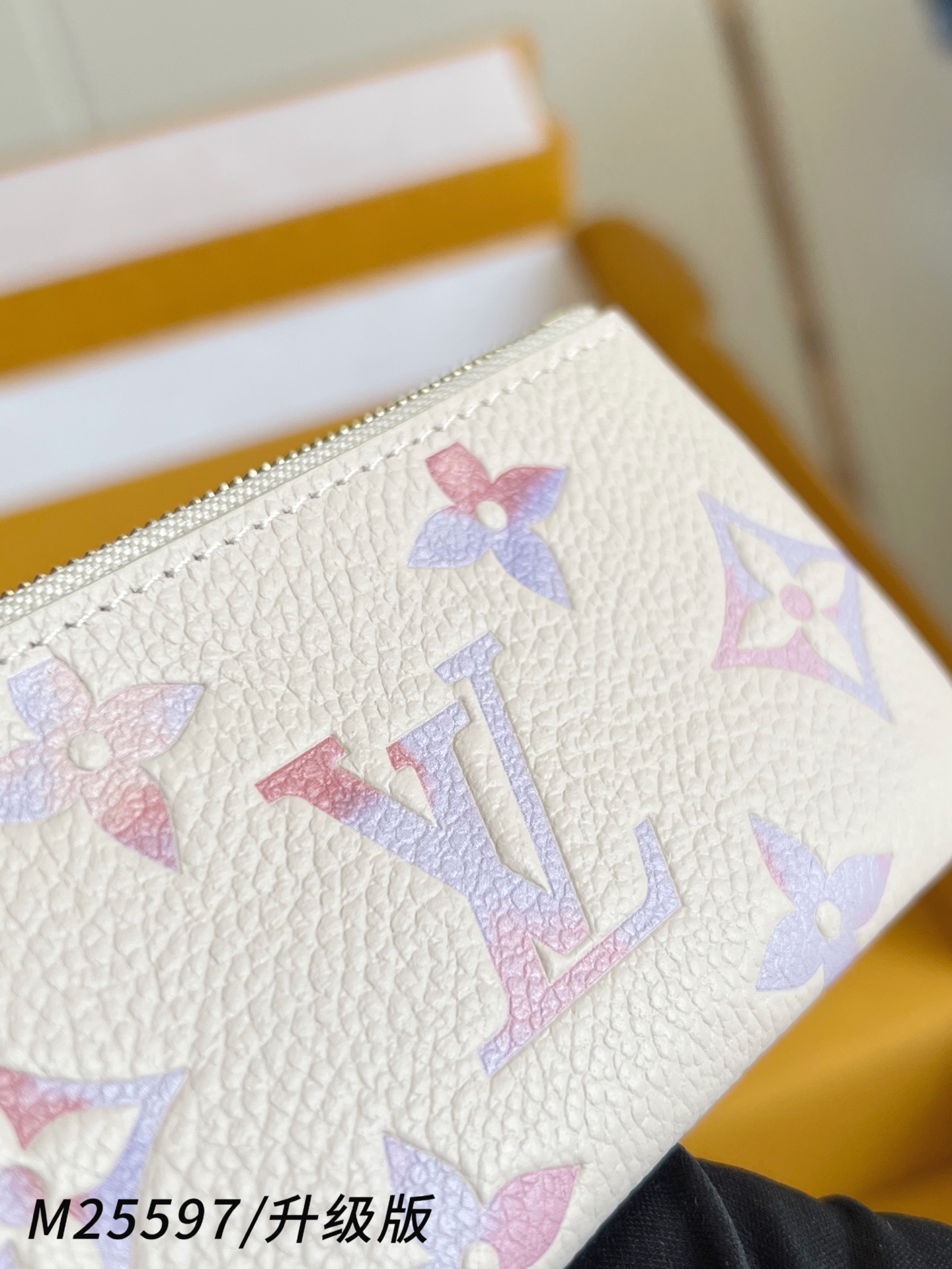 【 M25597/钢五金版 】🎁配全套精品包装 本款钥匙零钱包拥有典雅幻梦色彩，以 Monogram E