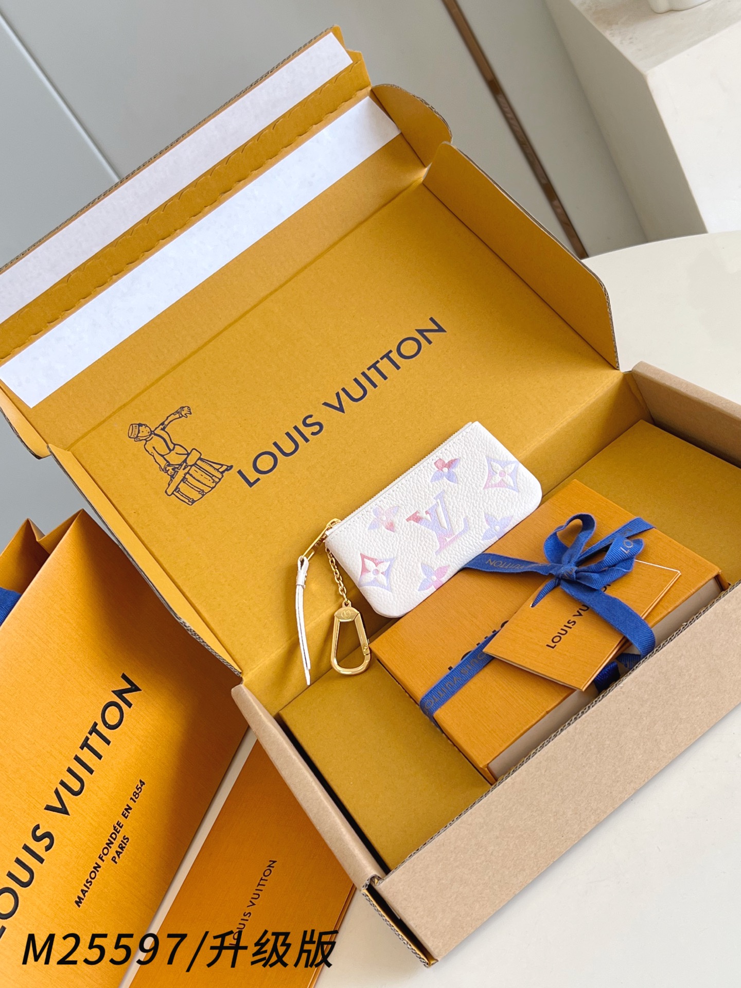 【 M25597/钢五金版 】🎁配全套精品包装 本款钥匙零钱包拥有典雅幻梦色彩，以 Monogram E