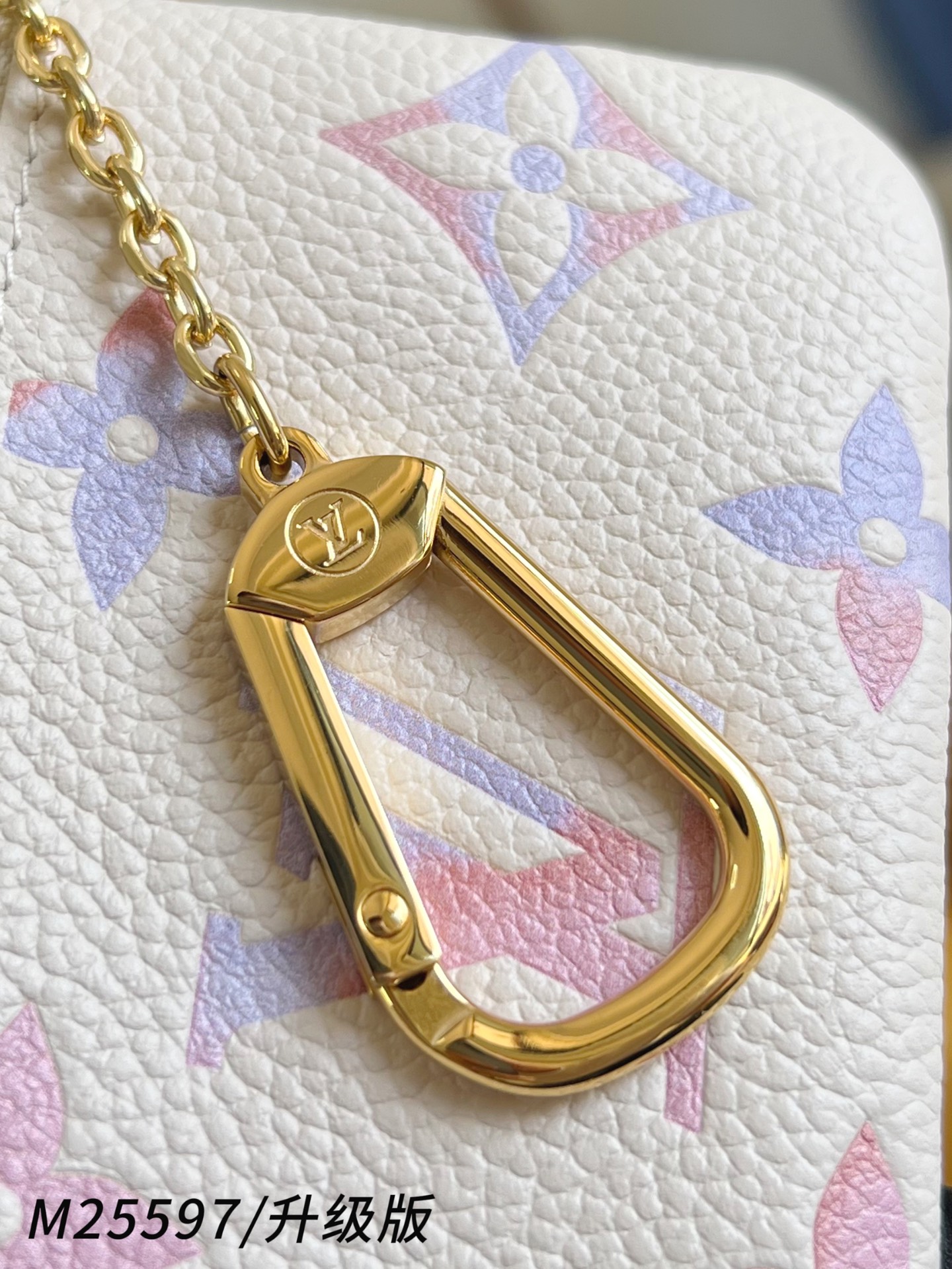 【 M25597/钢五金版 】🎁配全套精品包装 本款钥匙零钱包拥有典雅幻梦色彩，以 Monogram E