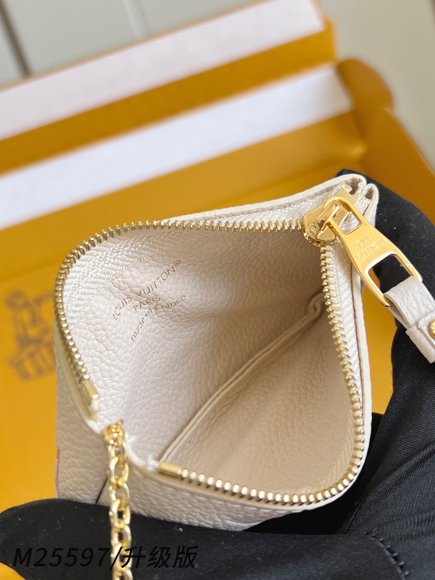 【 M25597/钢五金版 】🎁配全套精品包装 本款钥匙零钱包拥有典雅幻梦色彩，以 Monogram E