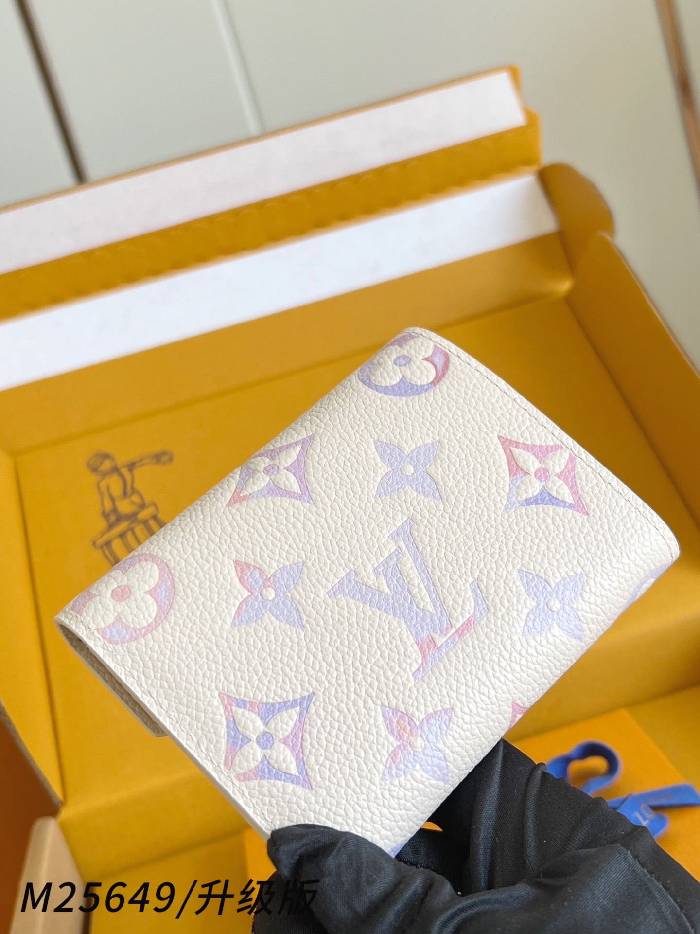 【 M25649 /钢五金版】🎁配全套精品包装 本款 Victorine 钱夹为 Monogram Em