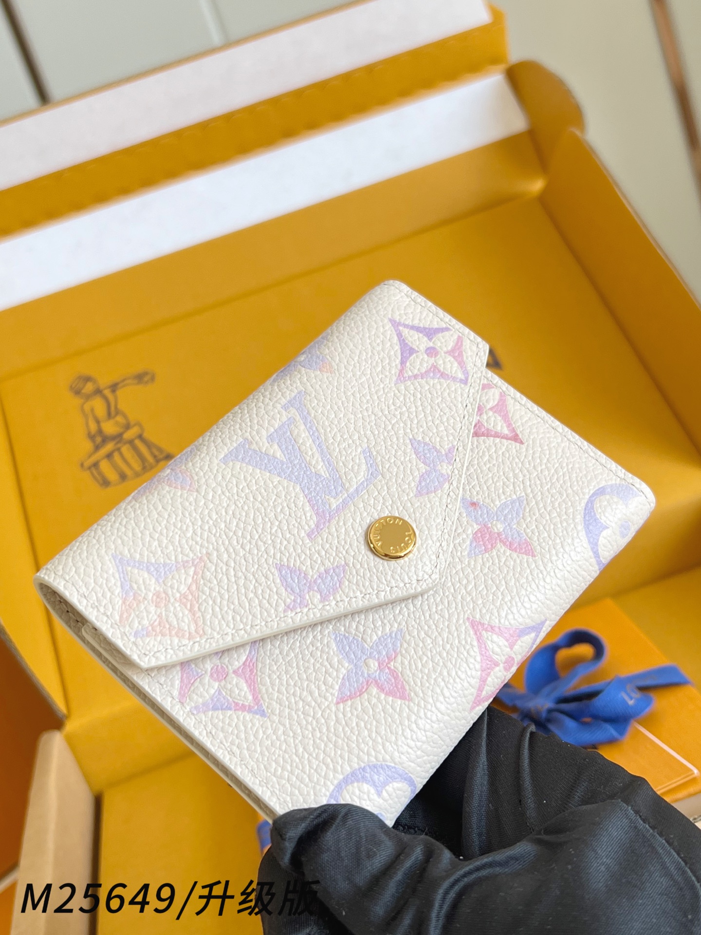 【 M25649 /钢五金版】🎁配全套精品包装 本款 Victorine 钱夹为 Monogram Em