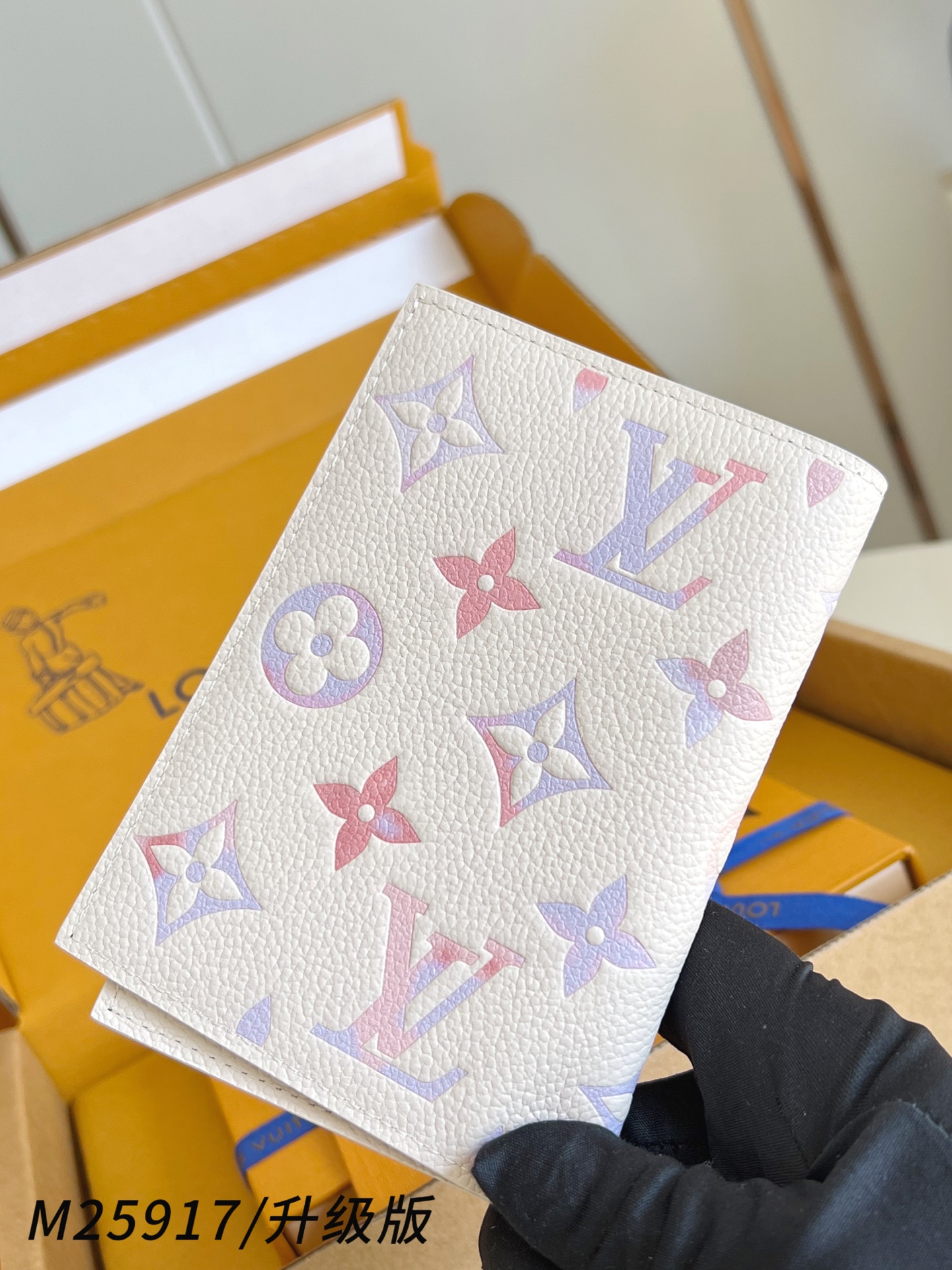 【 M25917/升级版 】🎁配全套精品包装 本款护照套为 Monogram Empreinte 皮革渲