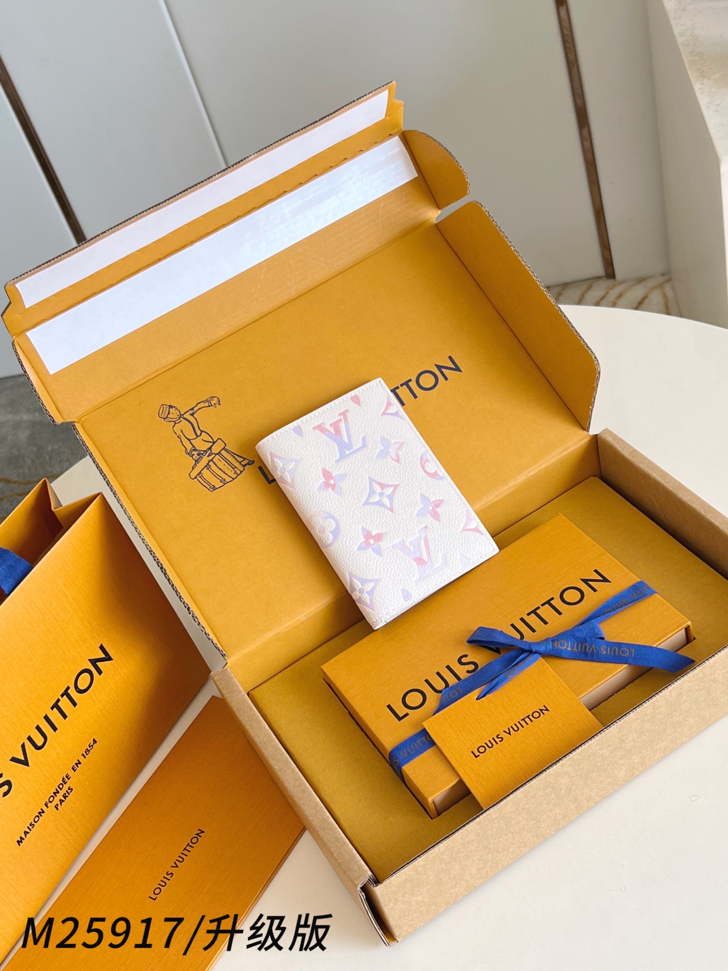 【 M25917/升级版 】🎁配全套精品包装 本款护照套为 Monogram Empreinte 皮革渲