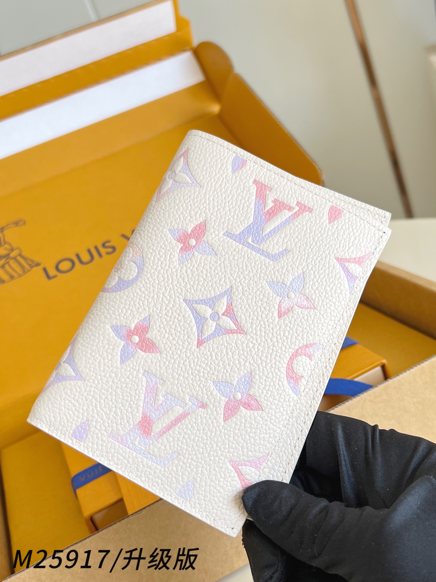 【 M25917/升级版 】🎁配全套精品包装 本款护照套为 Monogram Empreinte 皮革渲