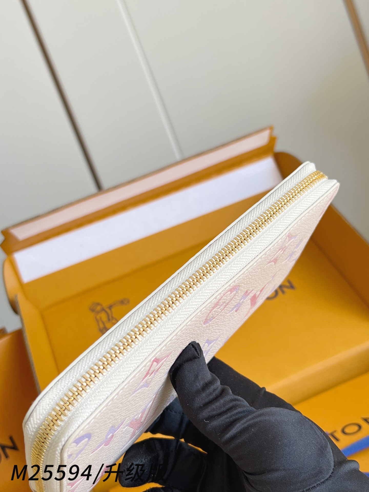 【 M25594/钢五金版 】🎁配全套精品包装 本款 zippy 钱夹 取材Monogram Empre