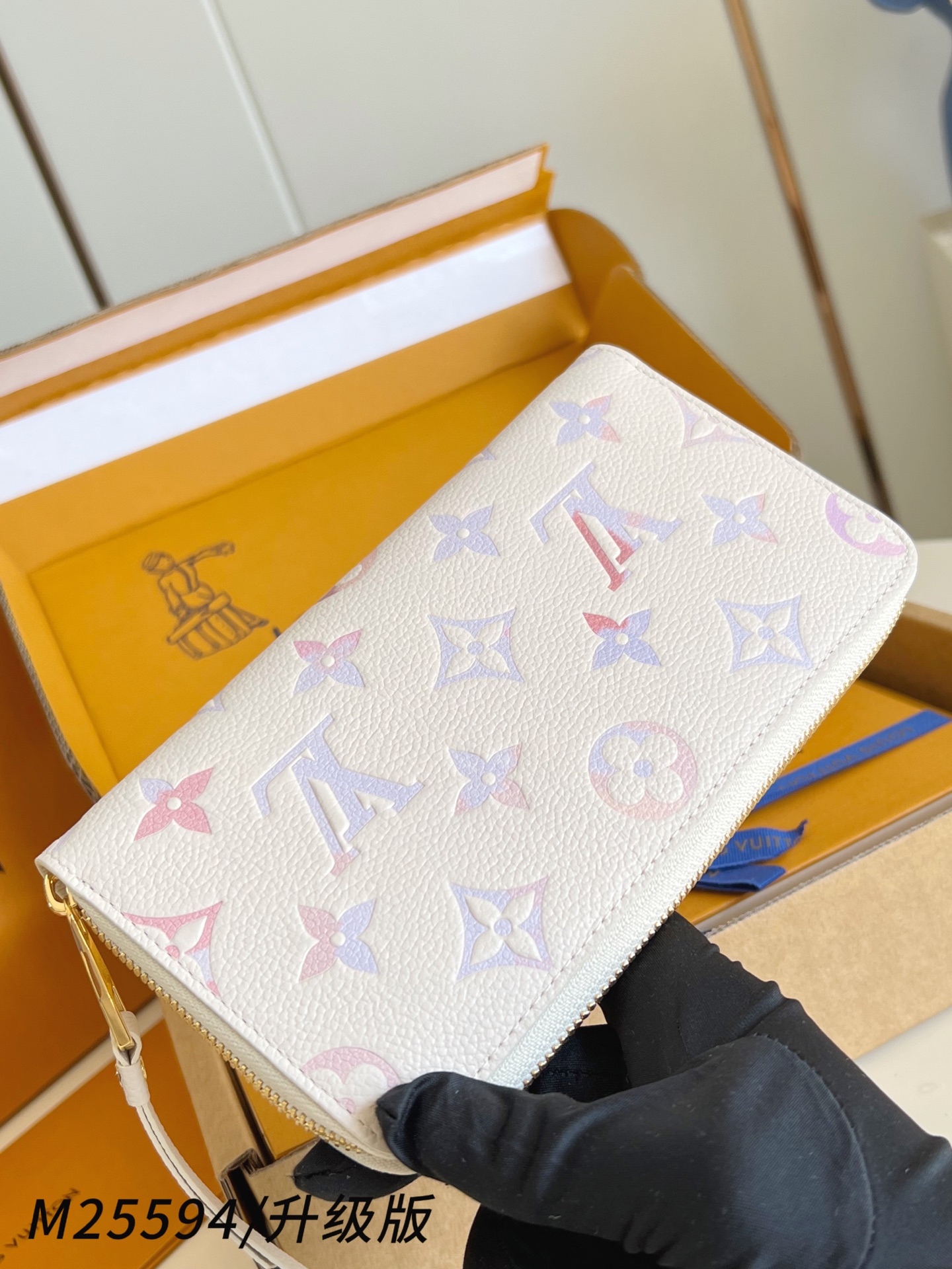 【 M25594/钢五金版 】🎁配全套精品包装 本款 zippy 钱夹 取材Monogram Empre