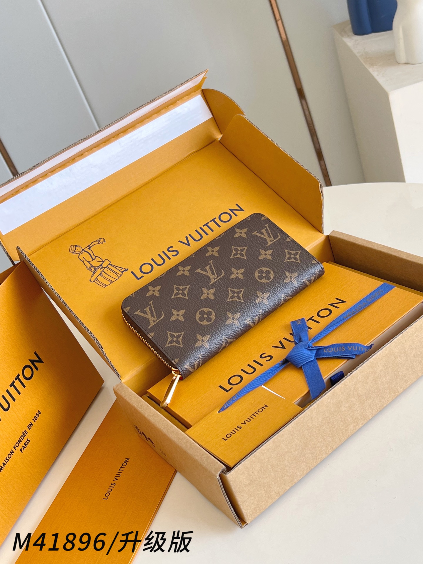 【顶级原单 M41896大红/钢五金版】🎁配全套精品包装 作为路易威登代表性作品之一，此款 Zippy 