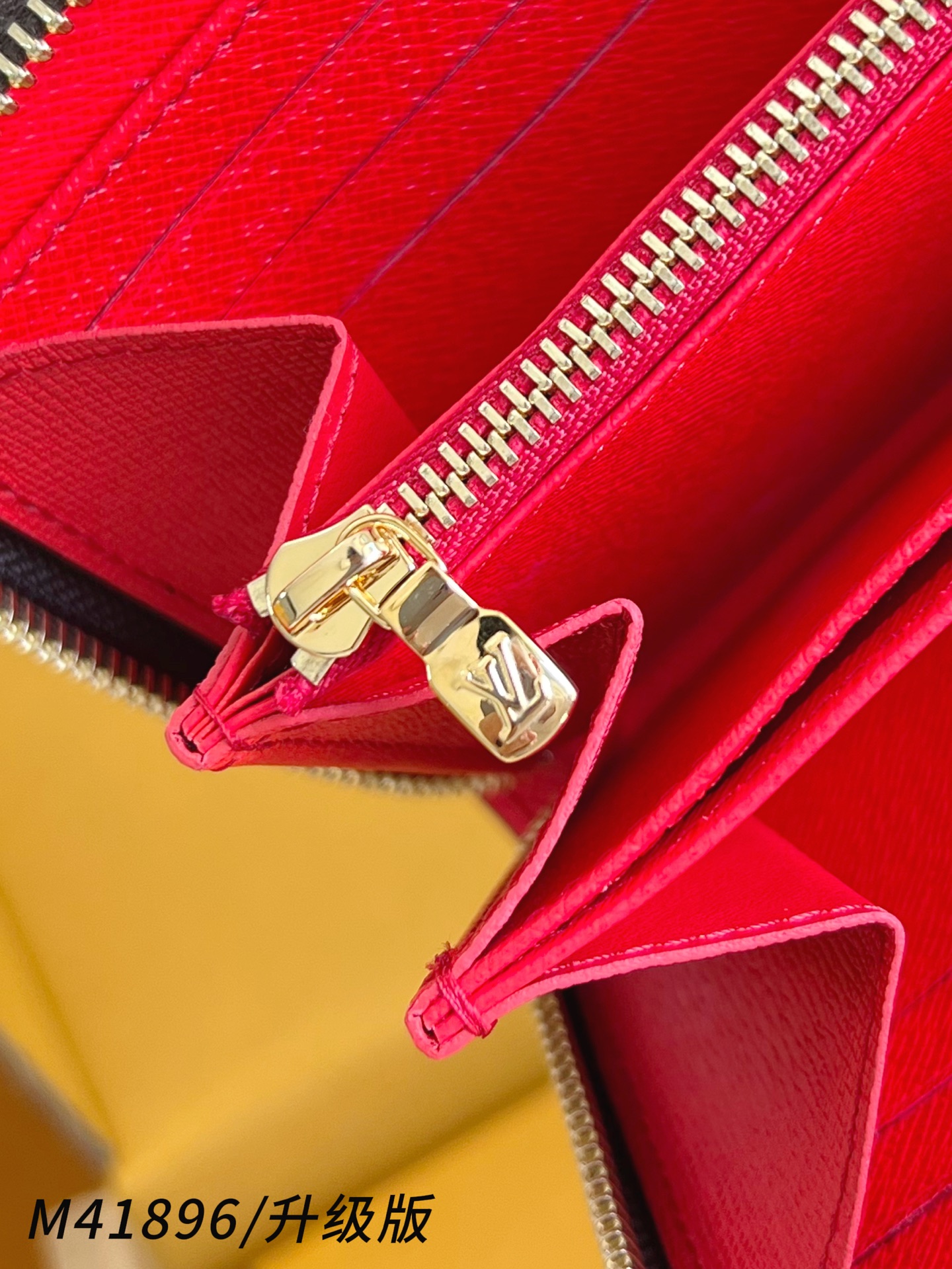 【顶级原单 M41896大红/钢五金版】🎁配全套精品包装 作为路易威登代表性作品之一，此款 Zippy 