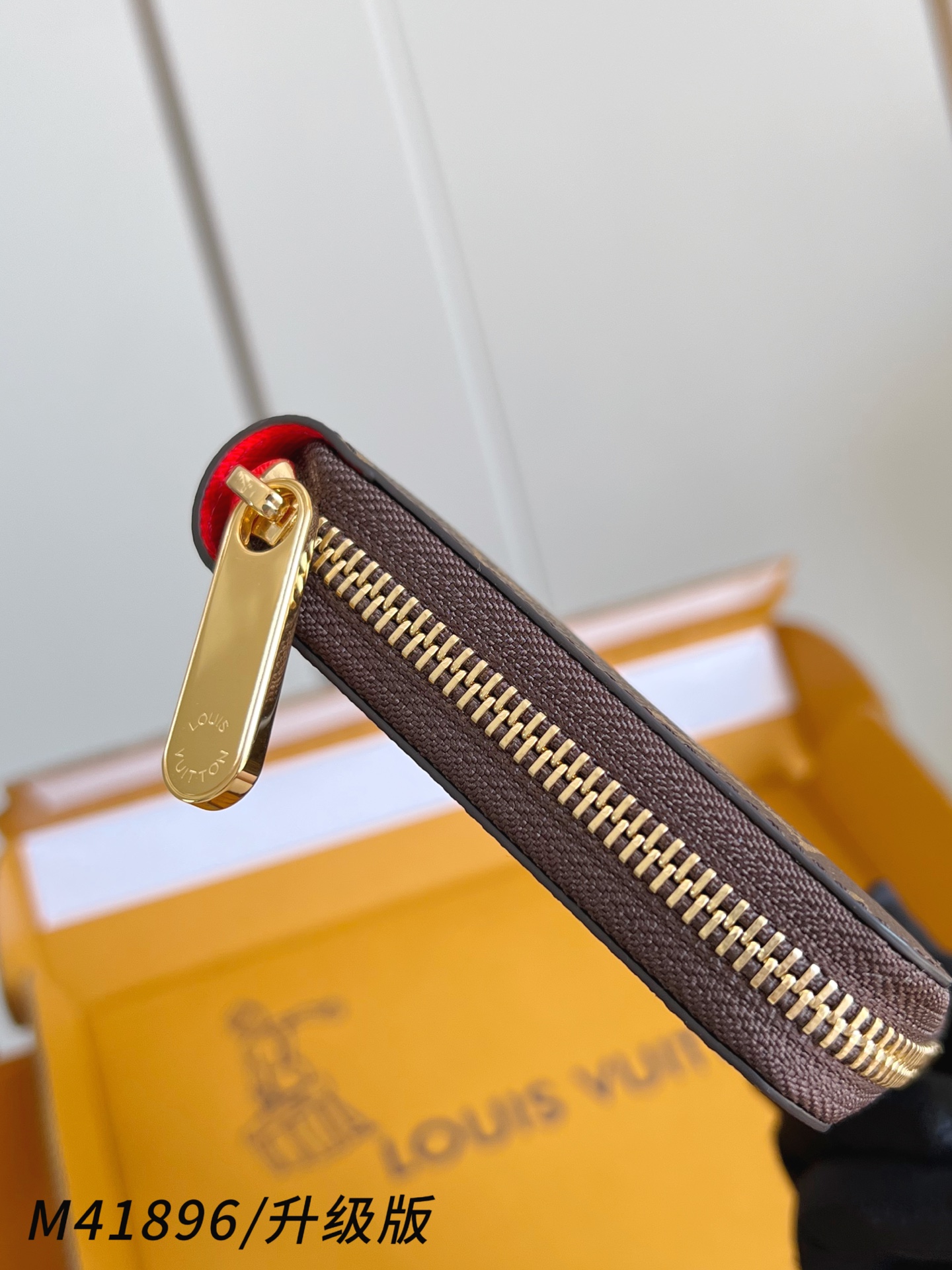 【顶级原单 M41896大红/钢五金版】🎁配全套精品包装 作为路易威登代表性作品之一，此款 Zippy 