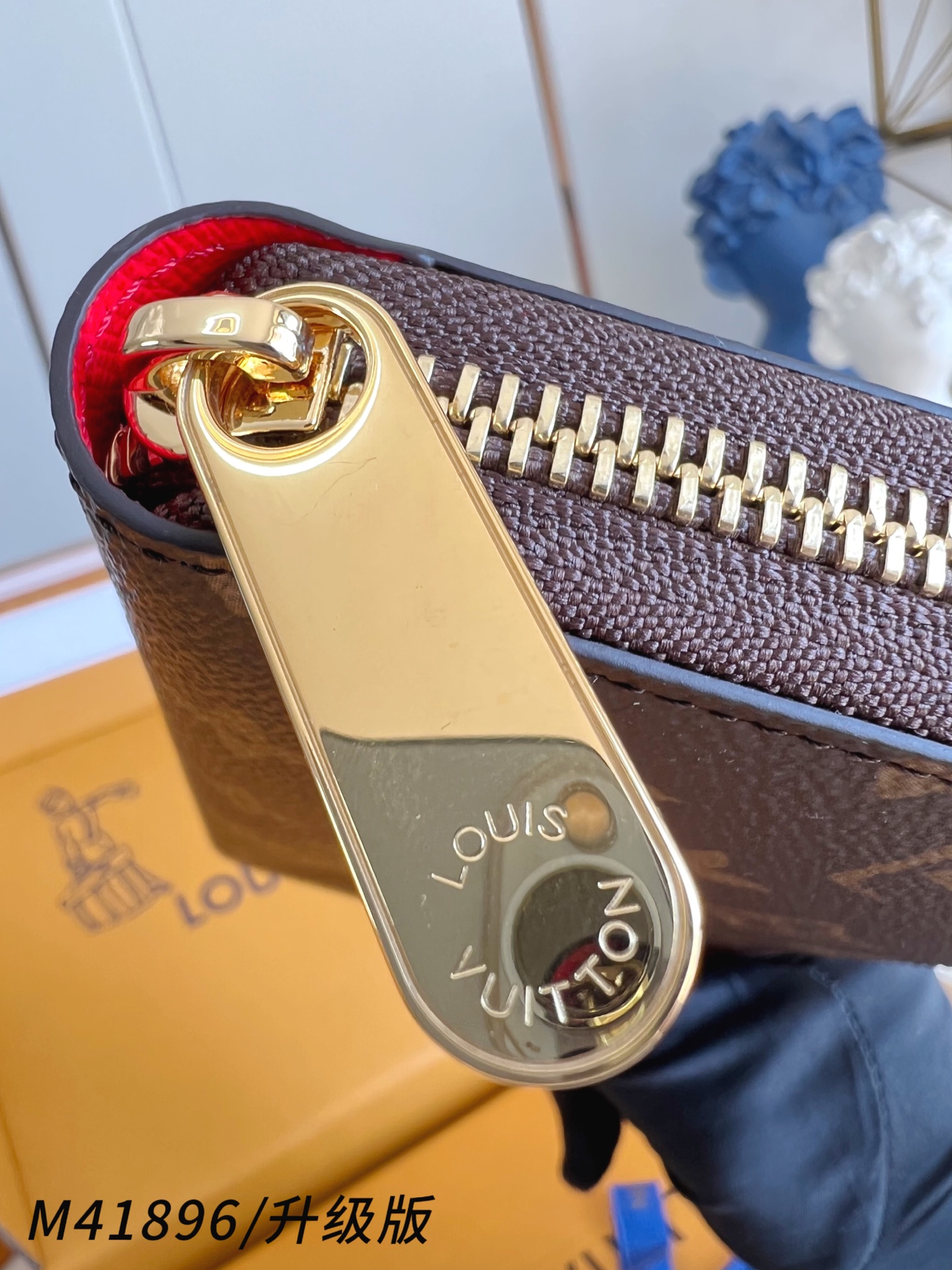 【顶级原单 M41896大红/钢五金版】🎁配全套精品包装 作为路易威登代表性作品之一，此款 Zippy 