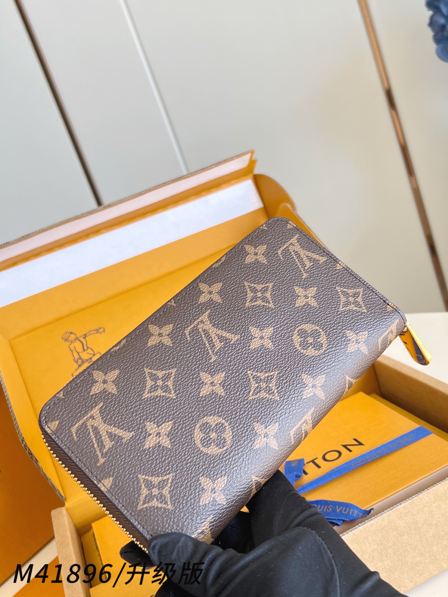 【顶级原单 M41896大红/钢五金版】🎁配全套精品包装 作为路易威登代表性作品之一，此款 Zippy 