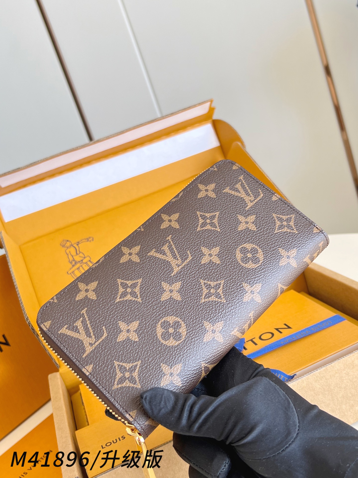 【顶级原单 M41896大红/钢五金版】🎁配全套精品包装 作为路易威登代表性作品之一，此款 Zippy 