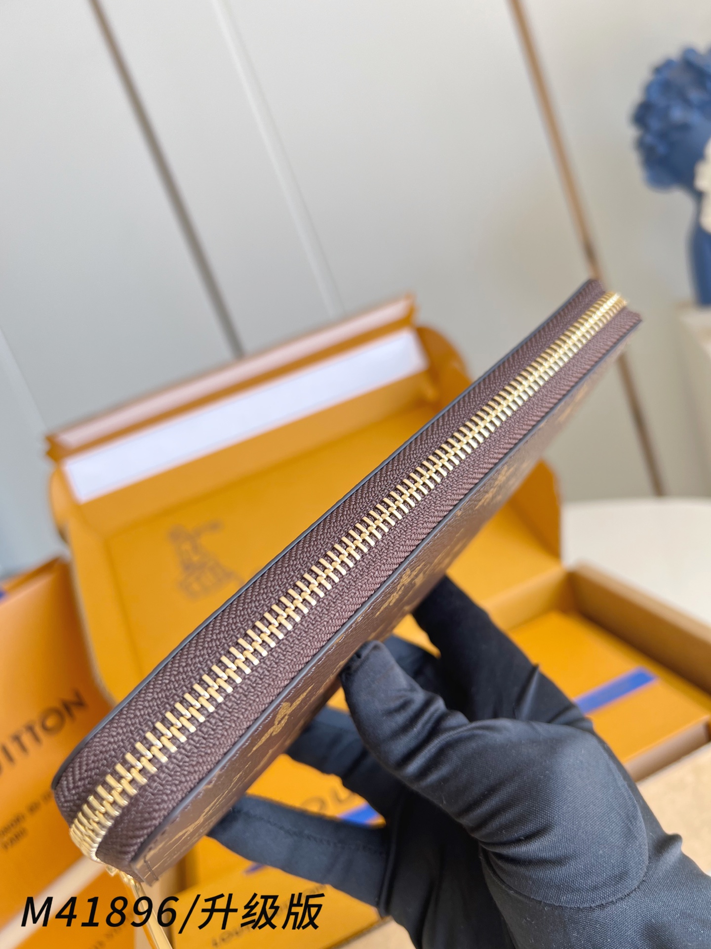 【顶级原单 M41896大红/钢五金版】🎁配全套精品包装 作为路易威登代表性作品之一，此款 Zippy 