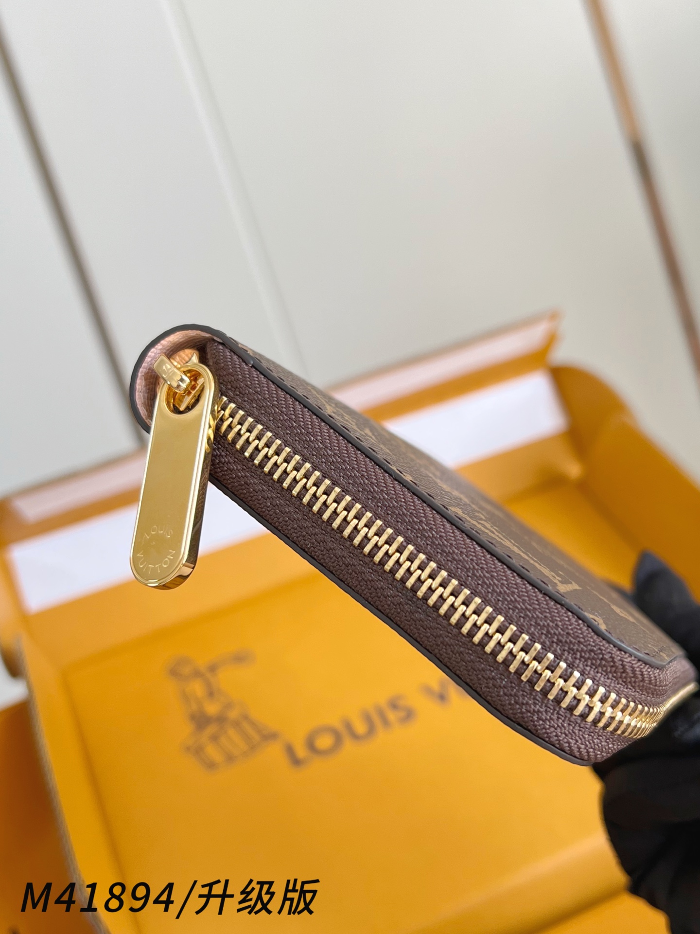 【 M41894粉/钢五金版】🎁配全套精品包装 作为路易威登代表性作品之一，此款 Zippy 拉链钱夹由