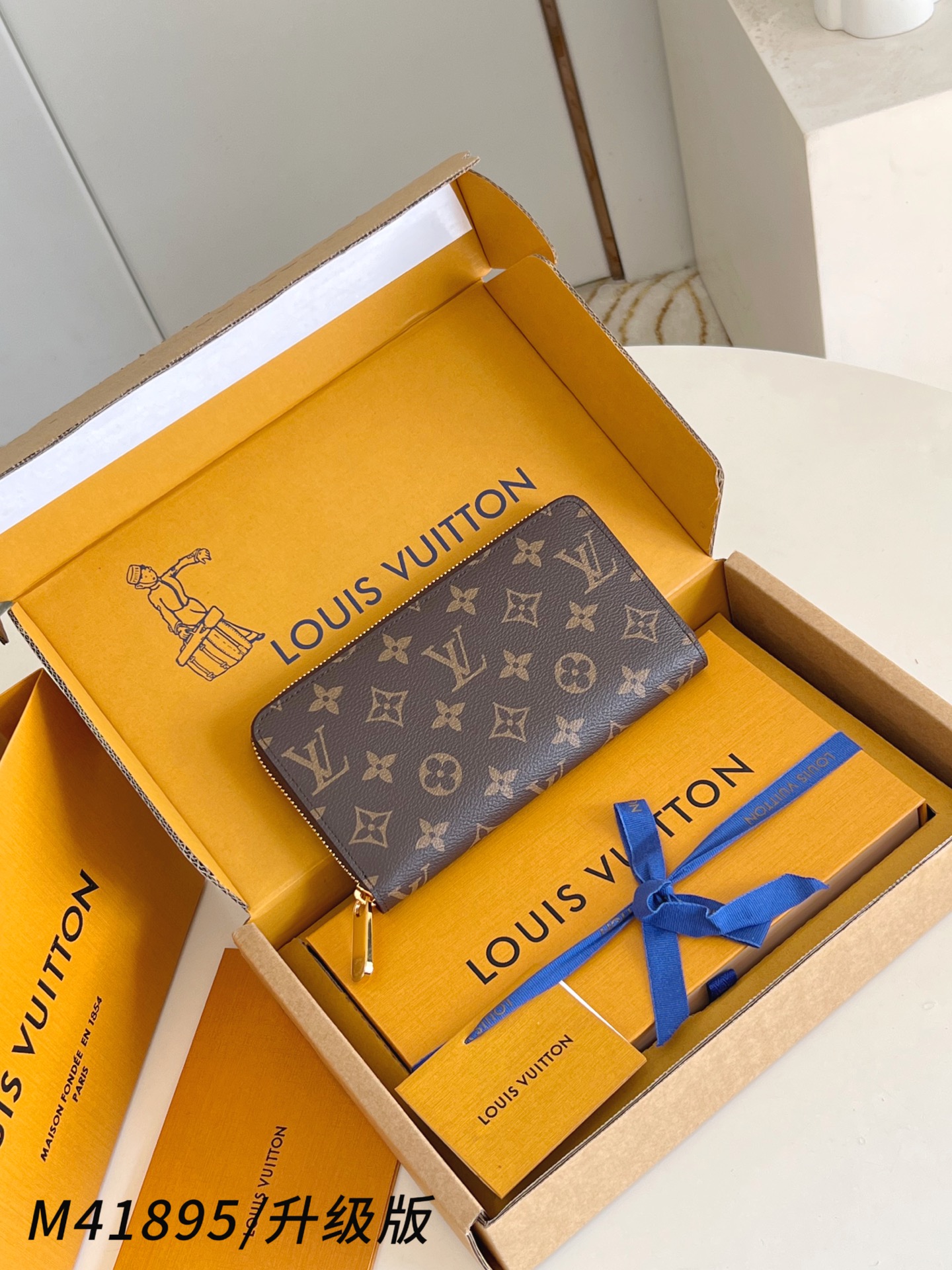 【 M41895紫红/钢五金版】🎁配全套精品包装 作为路易威登代表性作品之一，此款 Zippy 拉链钱夹