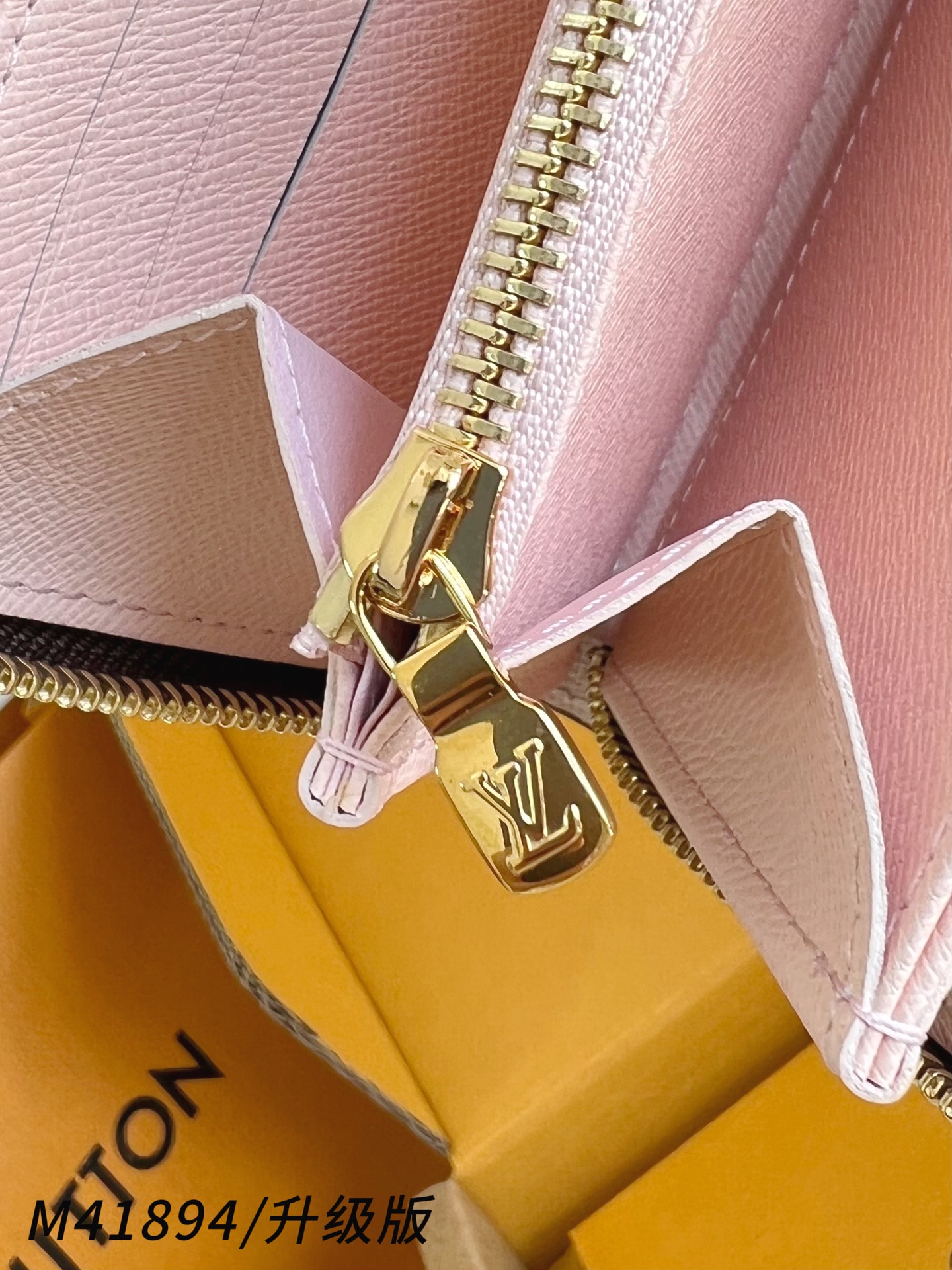 【 M41894粉/钢五金版】🎁配全套精品包装 作为路易威登代表性作品之一，此款 Zippy 拉链钱夹由