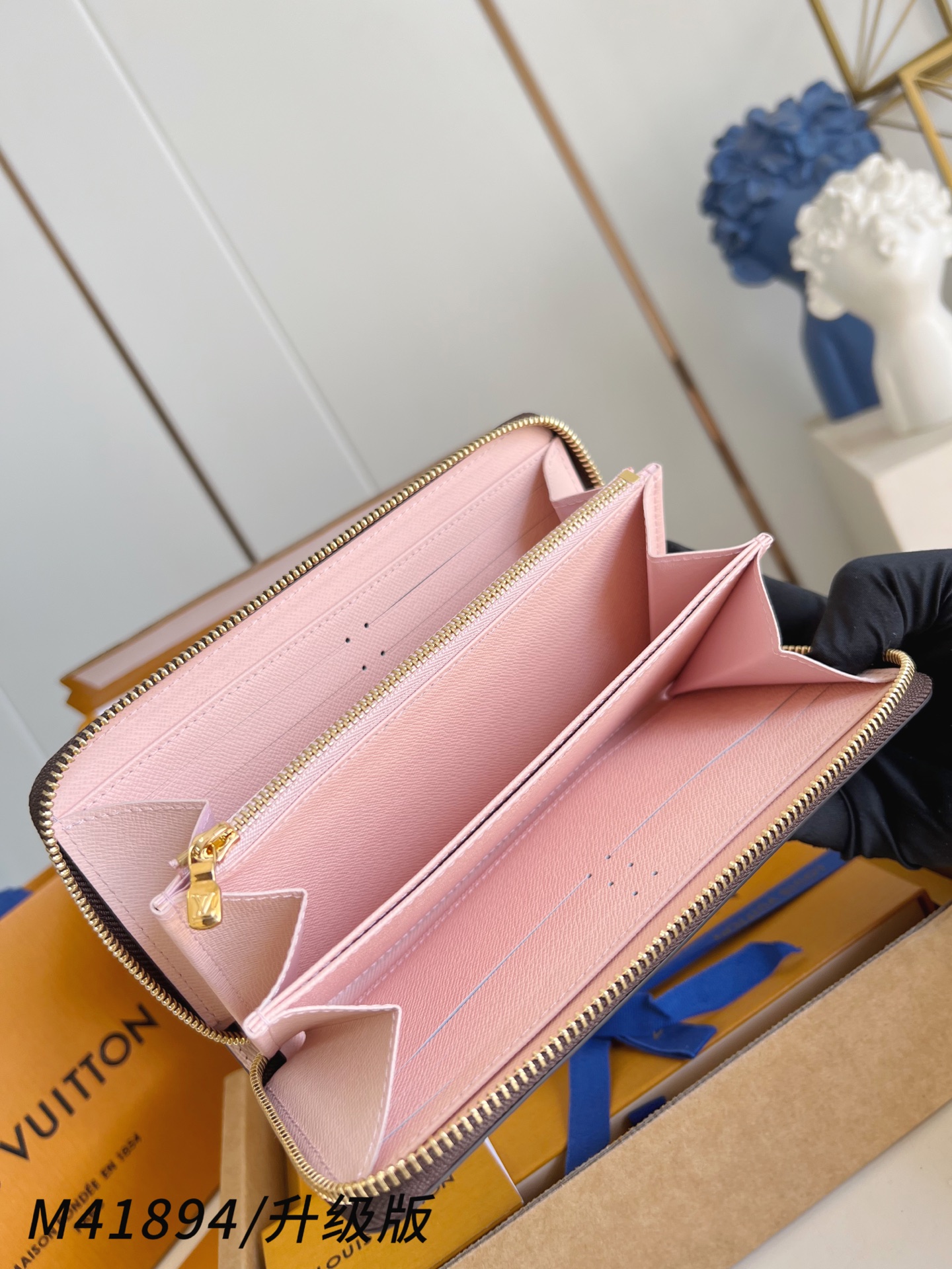 【 M41894粉/钢五金版】🎁配全套精品包装 作为路易威登代表性作品之一，此款 Zippy 拉链钱夹由