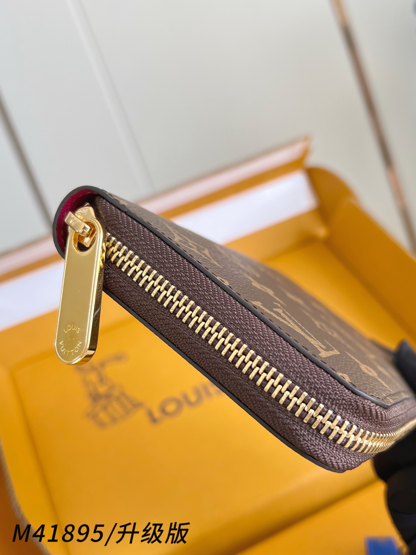 【 M41895紫红/钢五金版】🎁配全套精品包装 作为路易威登代表性作品之一，此款 Zippy 拉链钱夹