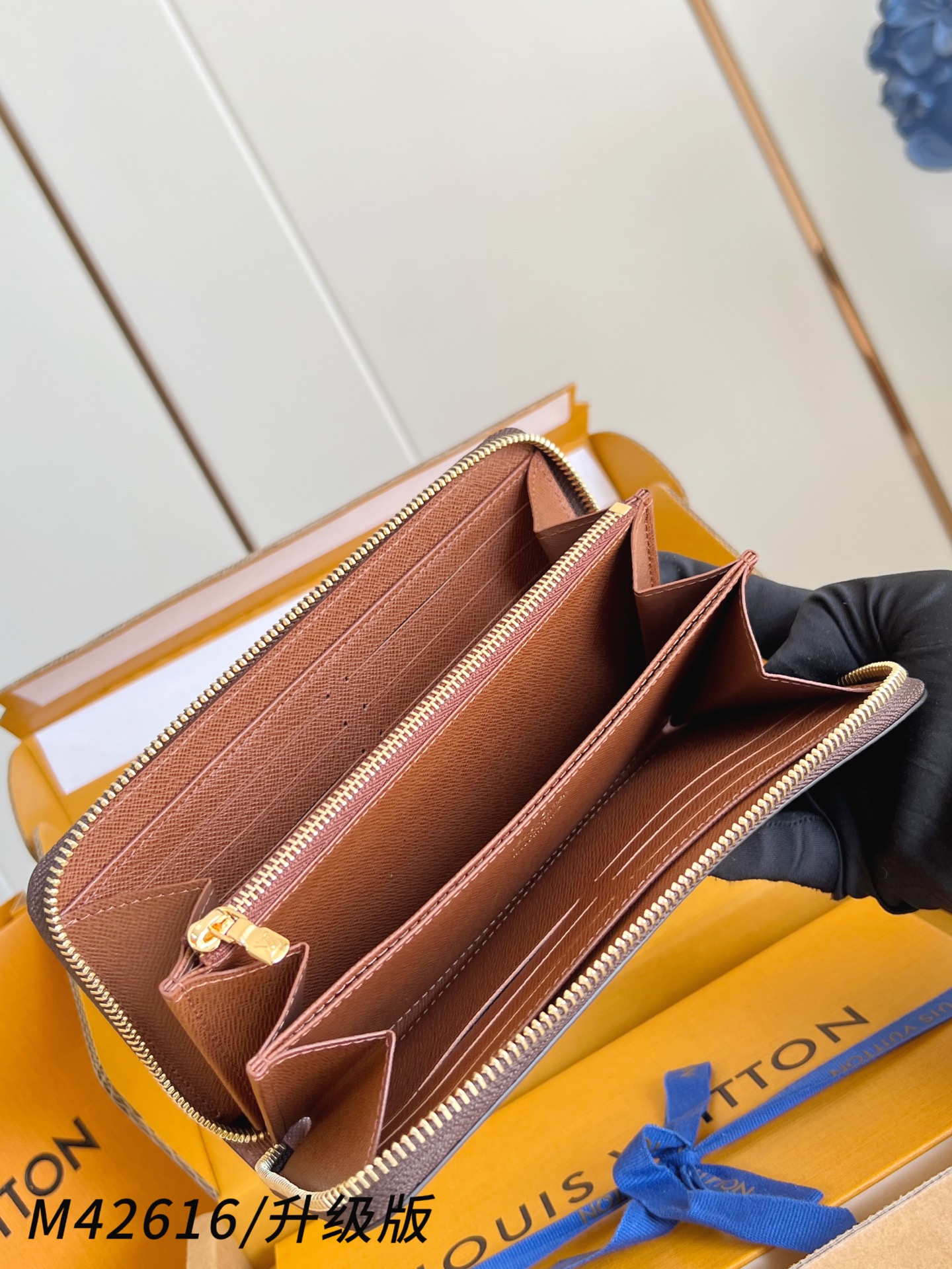 【 M42616啡/钢五金版】🎁配全套精品包装 作为路易威登代表性作品之一，此款 Zippy 拉链钱夹由