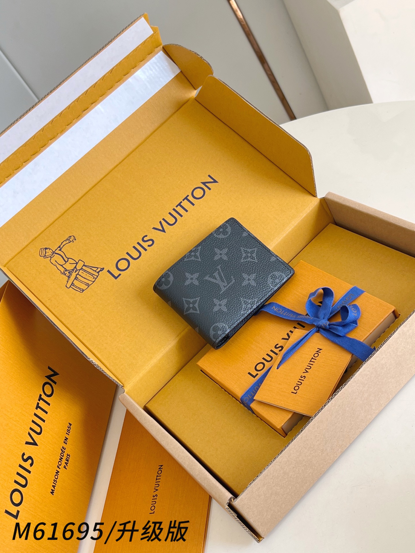 【 M61695黑花/升级版 】Multiple 钱包采用 Monogram 帆布制造，设有多个口袋，可