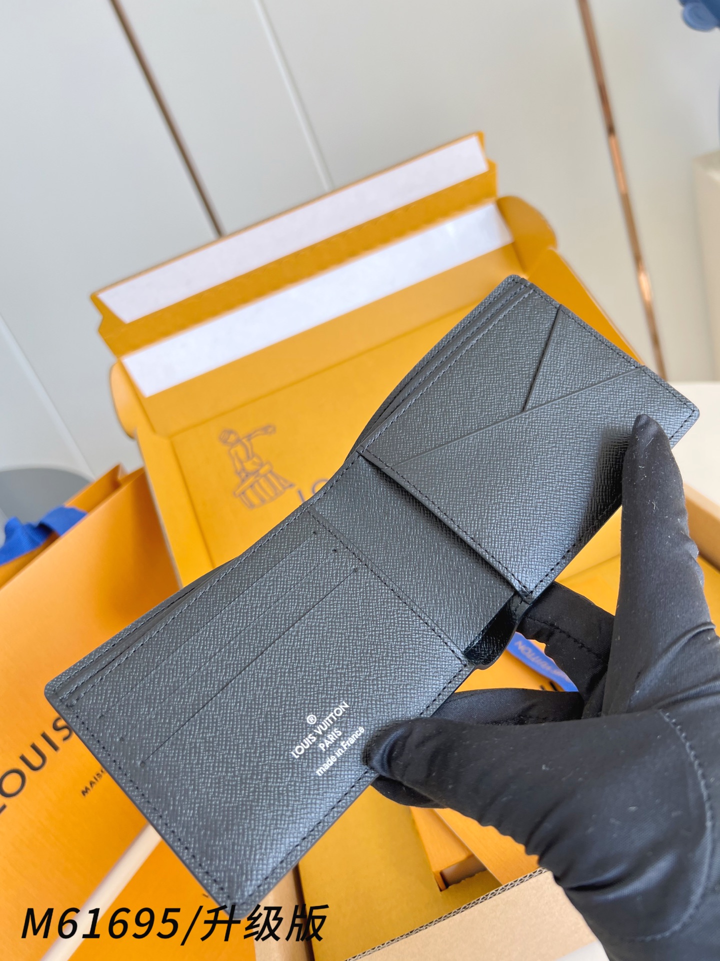 【 M61695黑花/升级版 】Multiple 钱包采用 Monogram 帆布制造，设有多个口袋，可